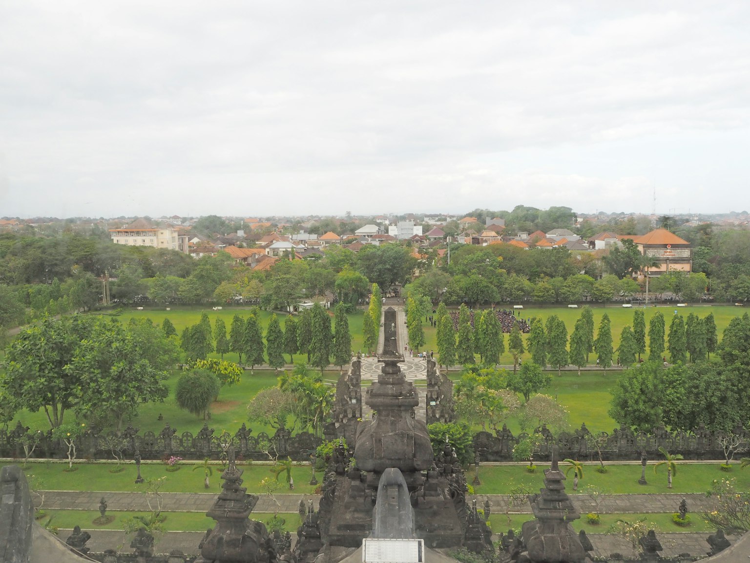 Vista da un tempio a Bali con giardini lussureggianti e area residenziale