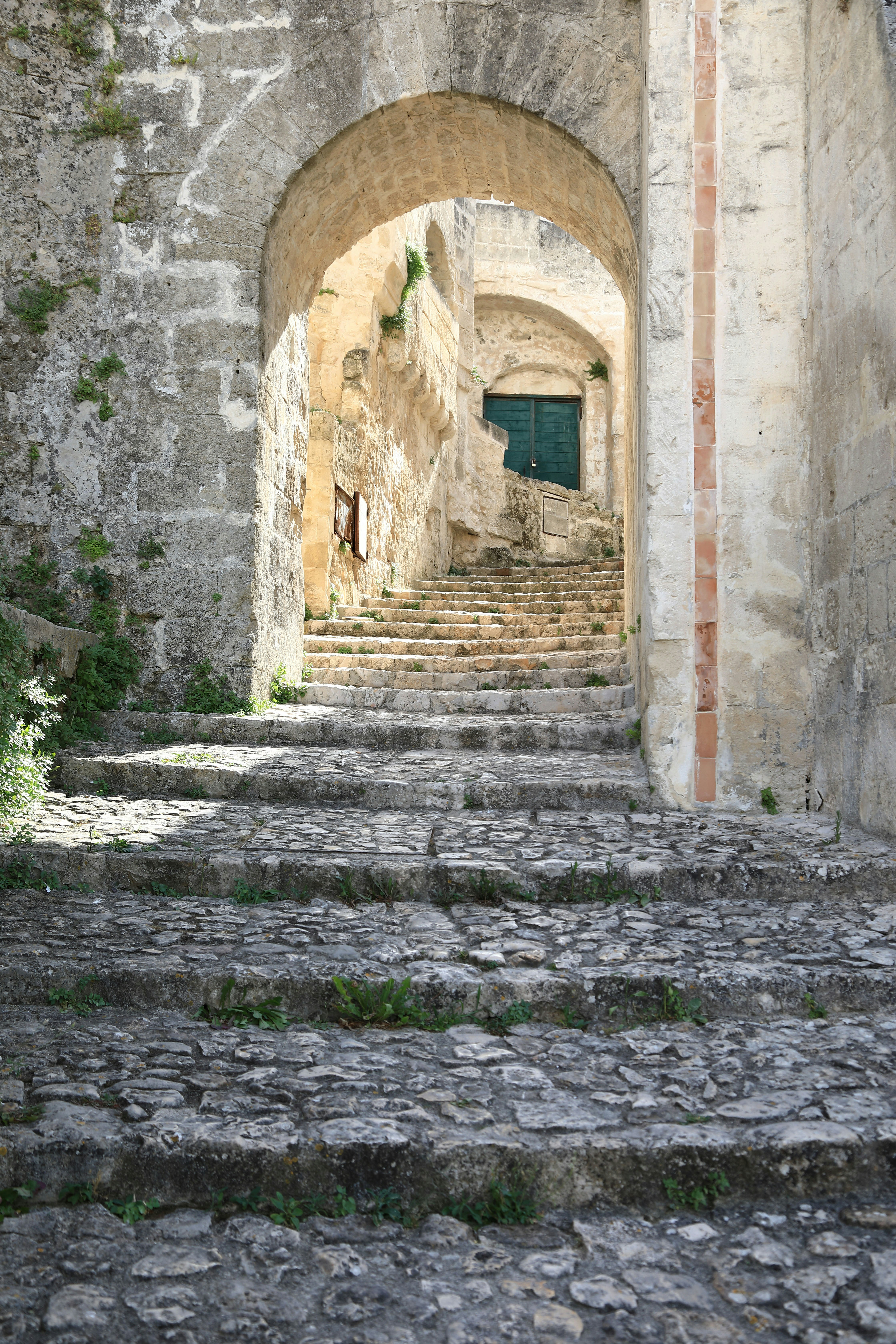 Escalier en pierre menant dans une ruelle des habitations troglodytes de Matera