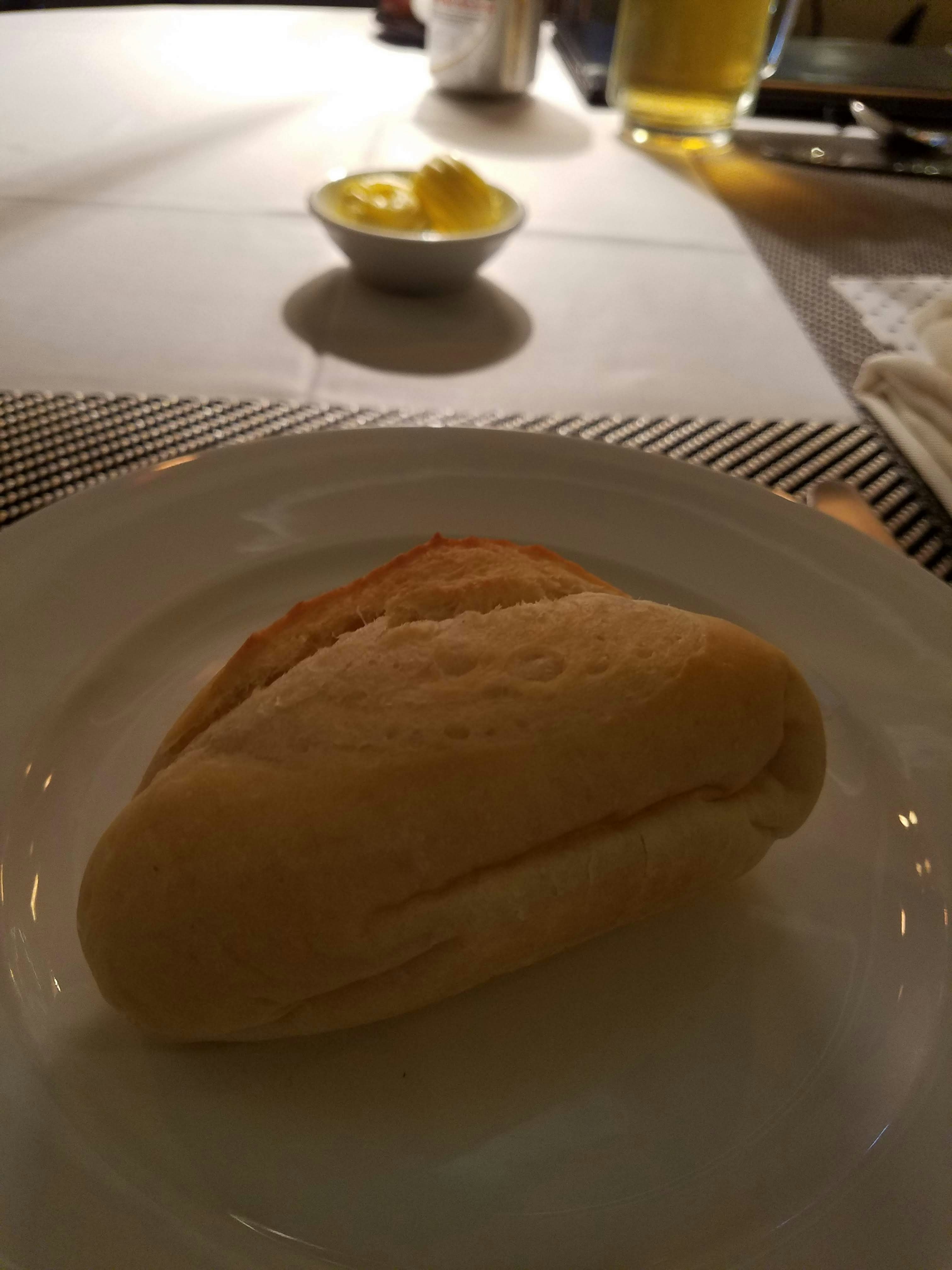 pane su un piatto su un tavolo da pranzo