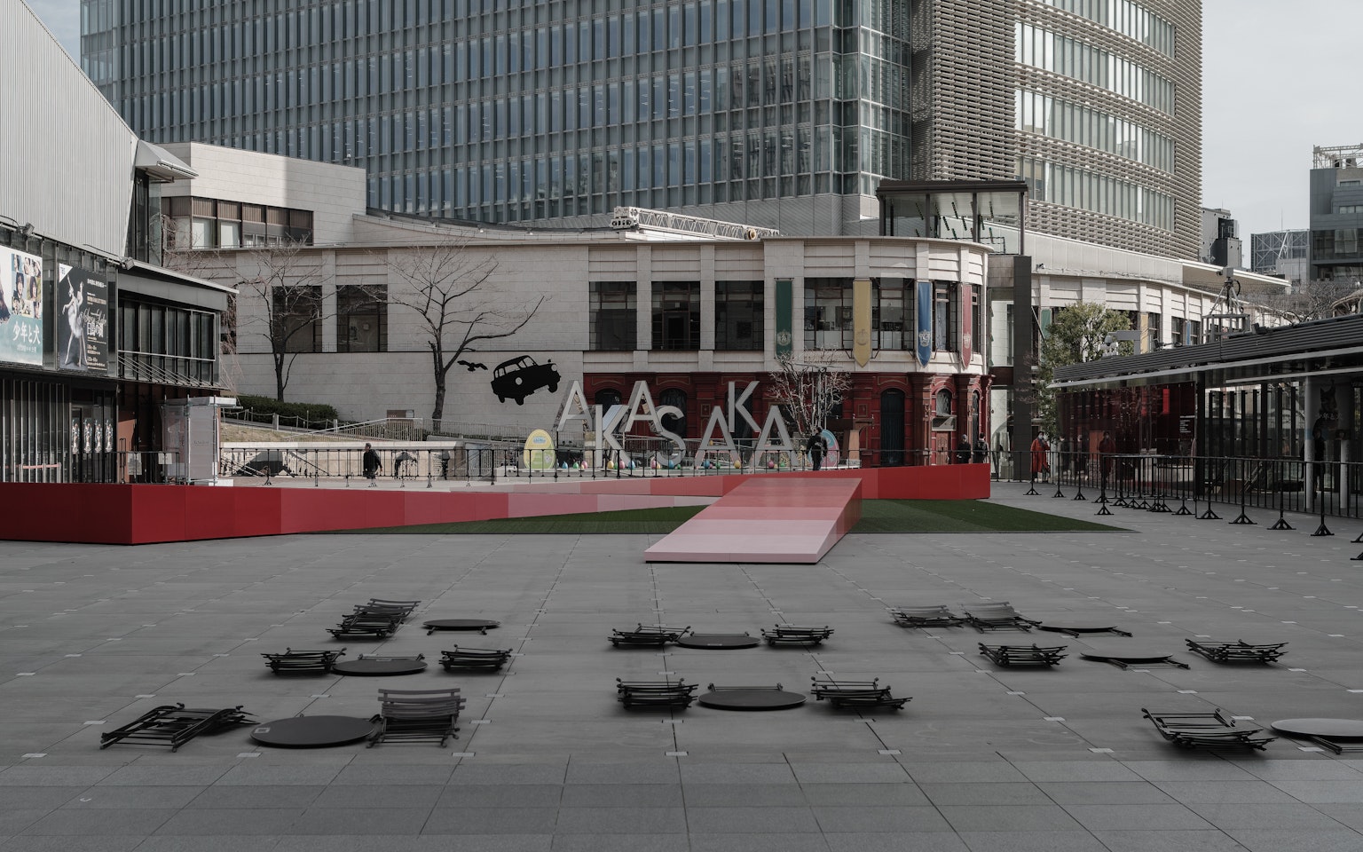 Spazio urbano con una rampa rossa e architettura moderna