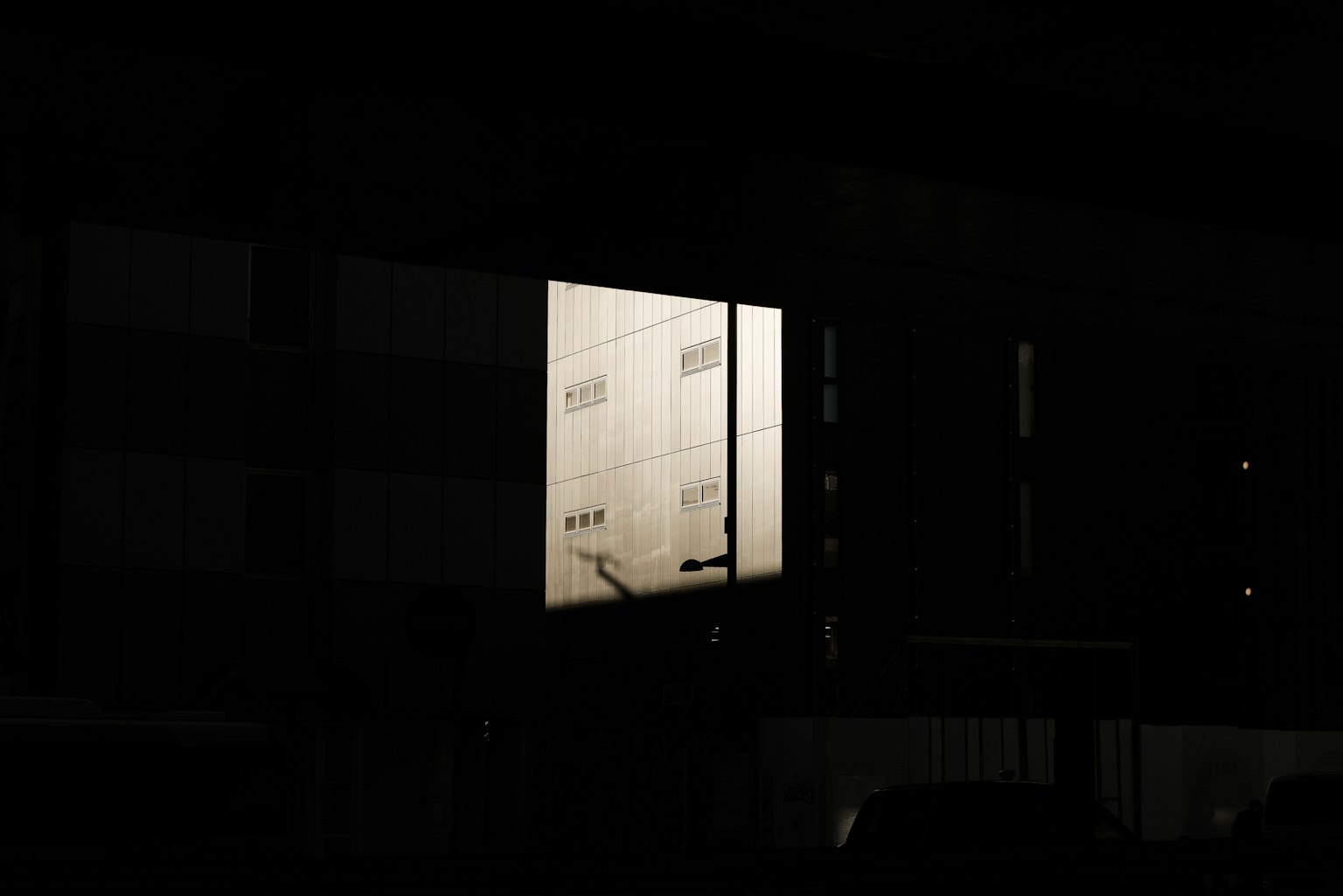 Luz de una ventana brillante contra un fondo oscuro