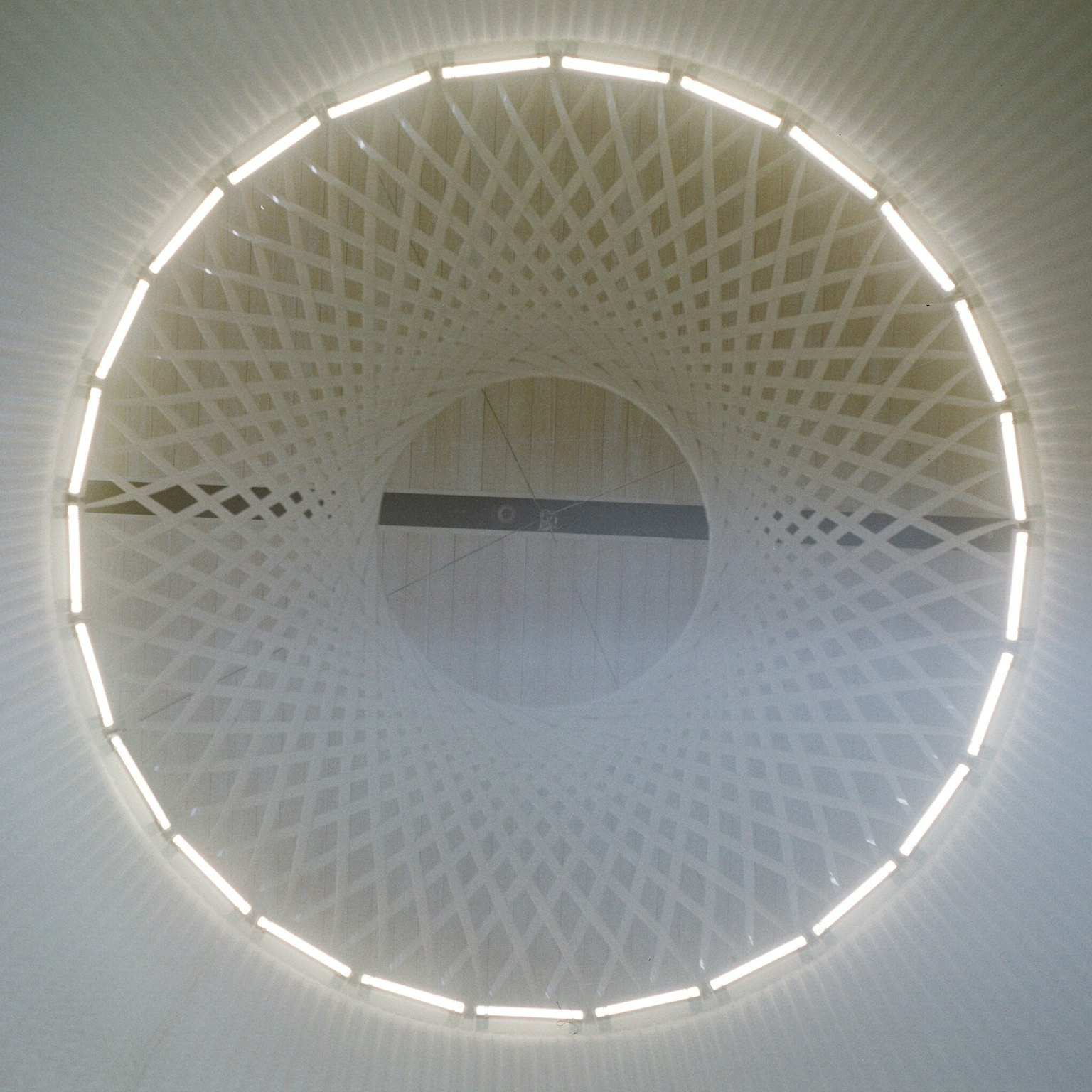 Diseño de techo circular con patrones geométricos y iluminación