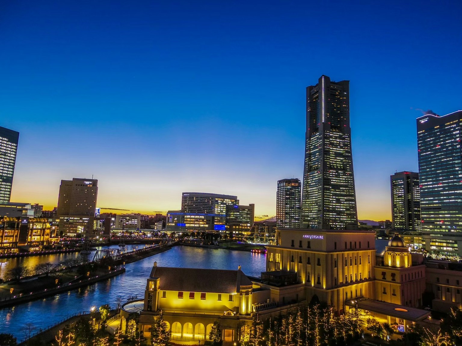 横滨夜景 高楼与河流