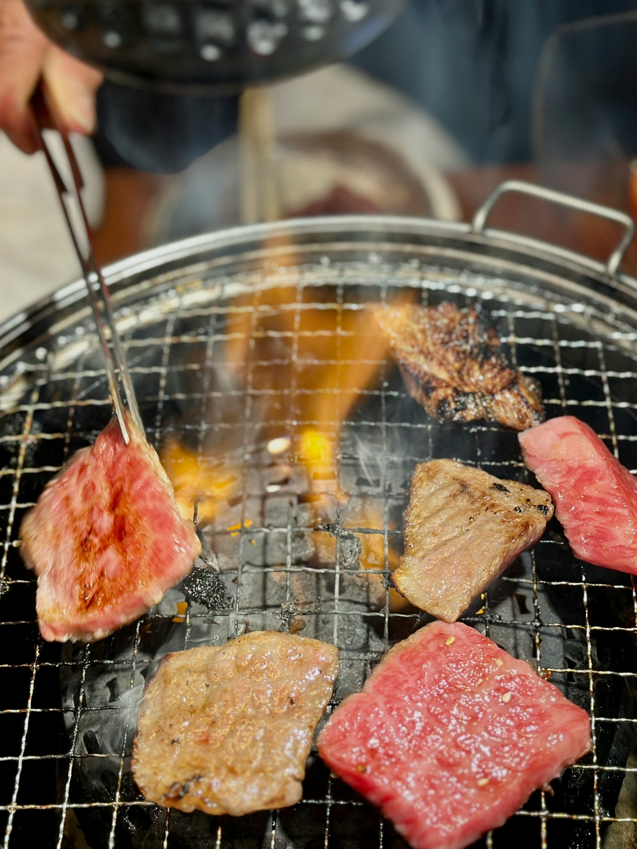 thịt và rau nướng trên vỉ nướng