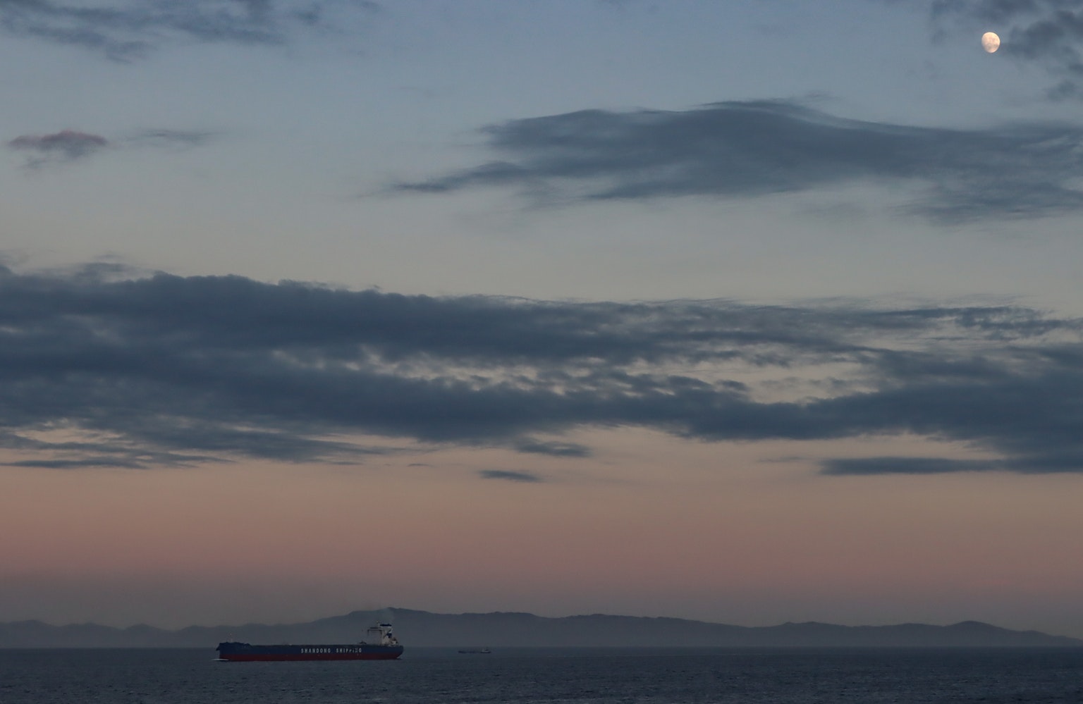 Un barco en el mar bajo un cielo crepuscular
