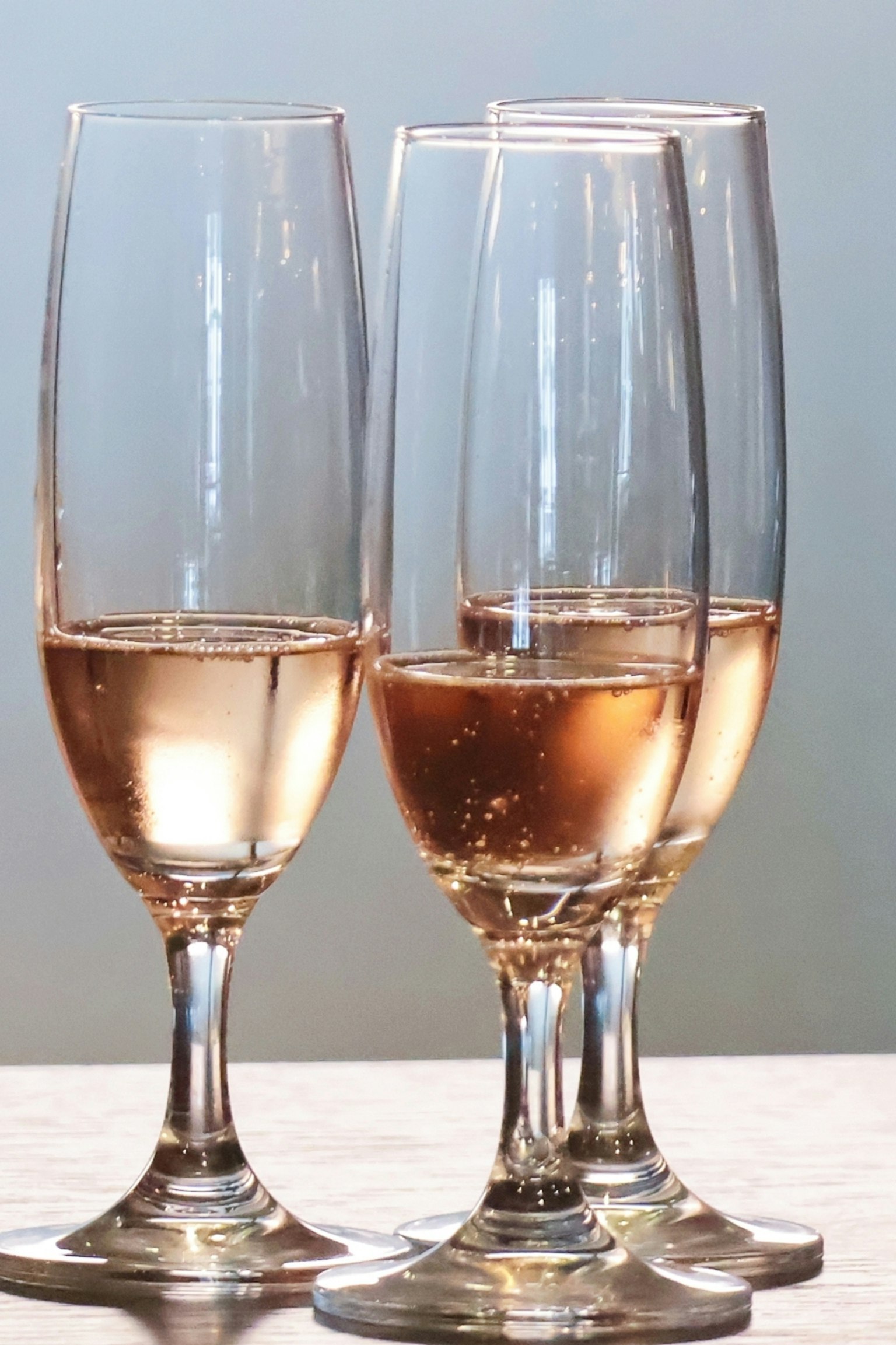 Foto di bicchieri di champagne trasparenti pieni di vino rosato