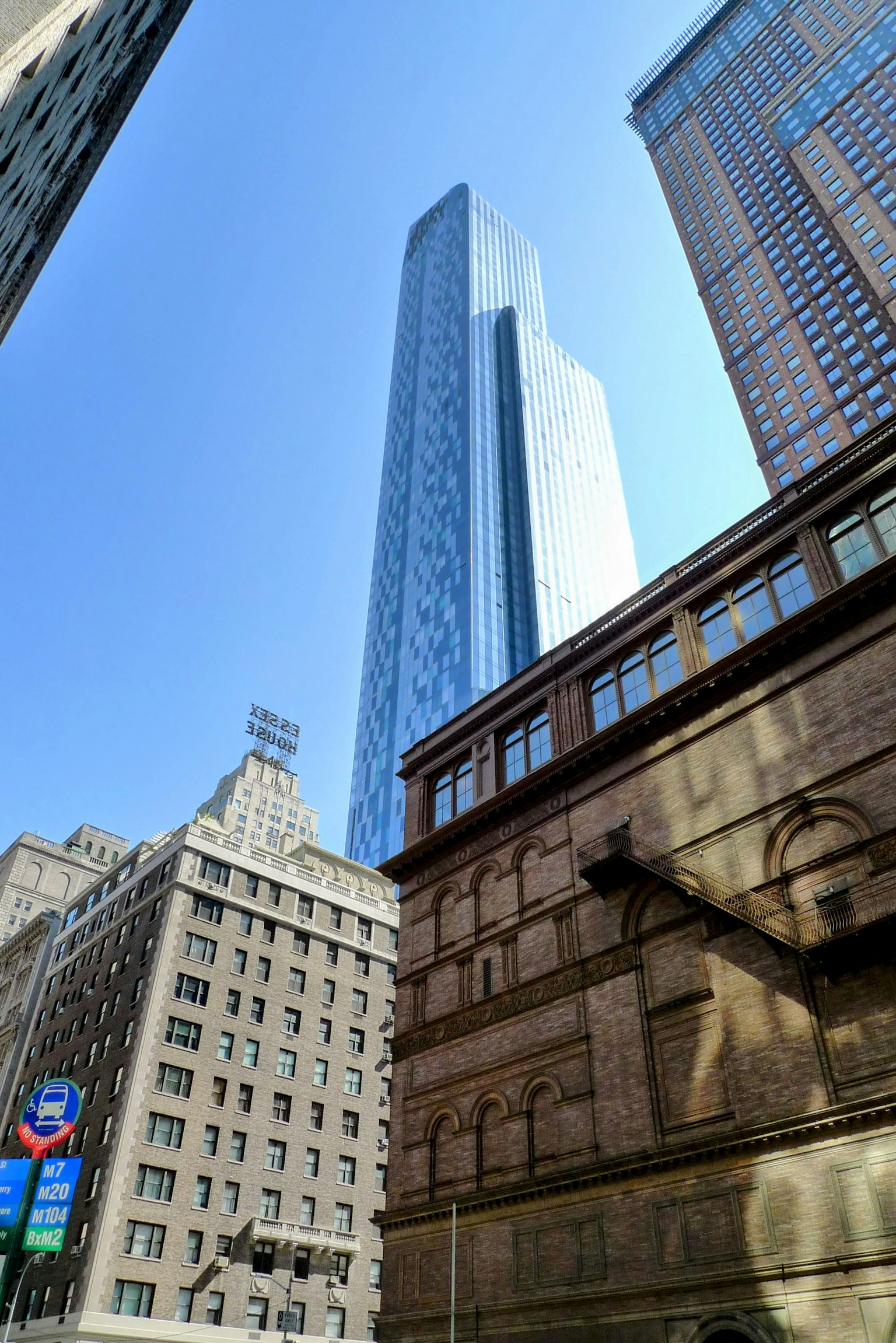 高樓大廈與歷史建築並排而立的景觀