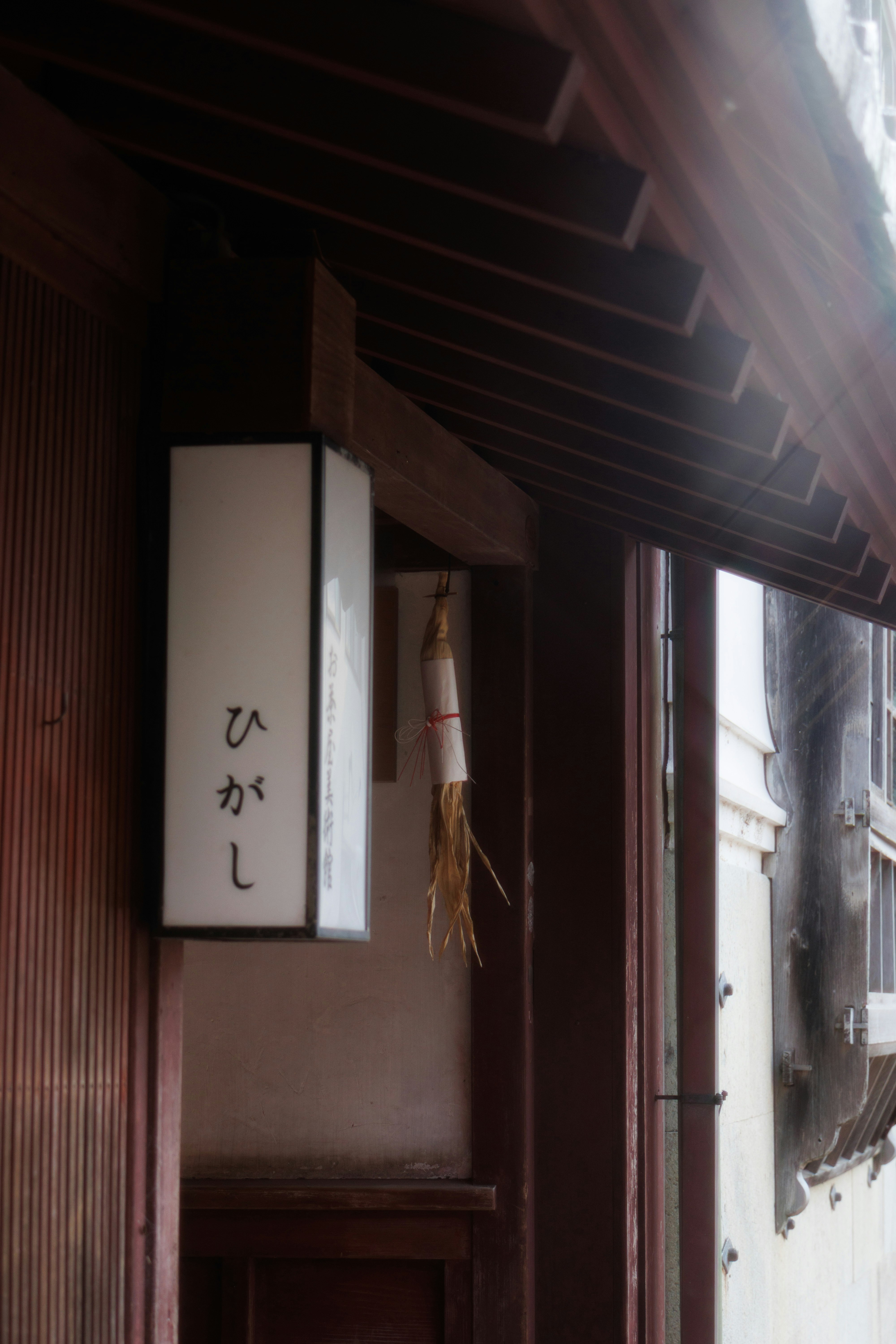 東茶屋街巷弄裡掛著暖簾與招牌的傳統町家屋簷