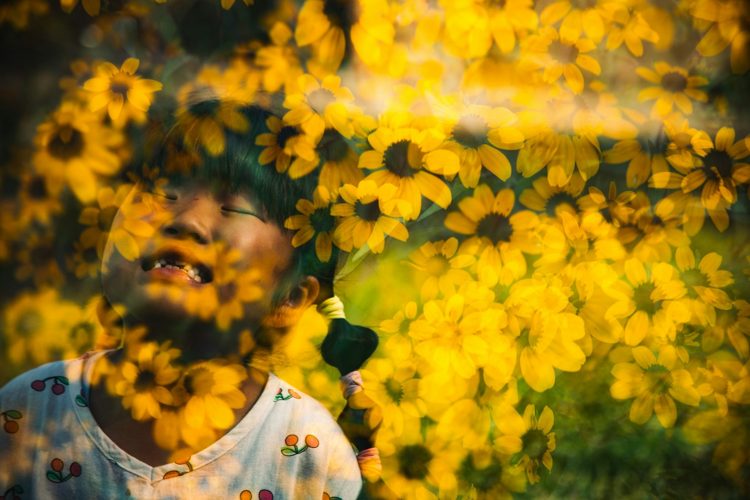 Portrait d'un enfant souriant parmi des fleurs jaunes