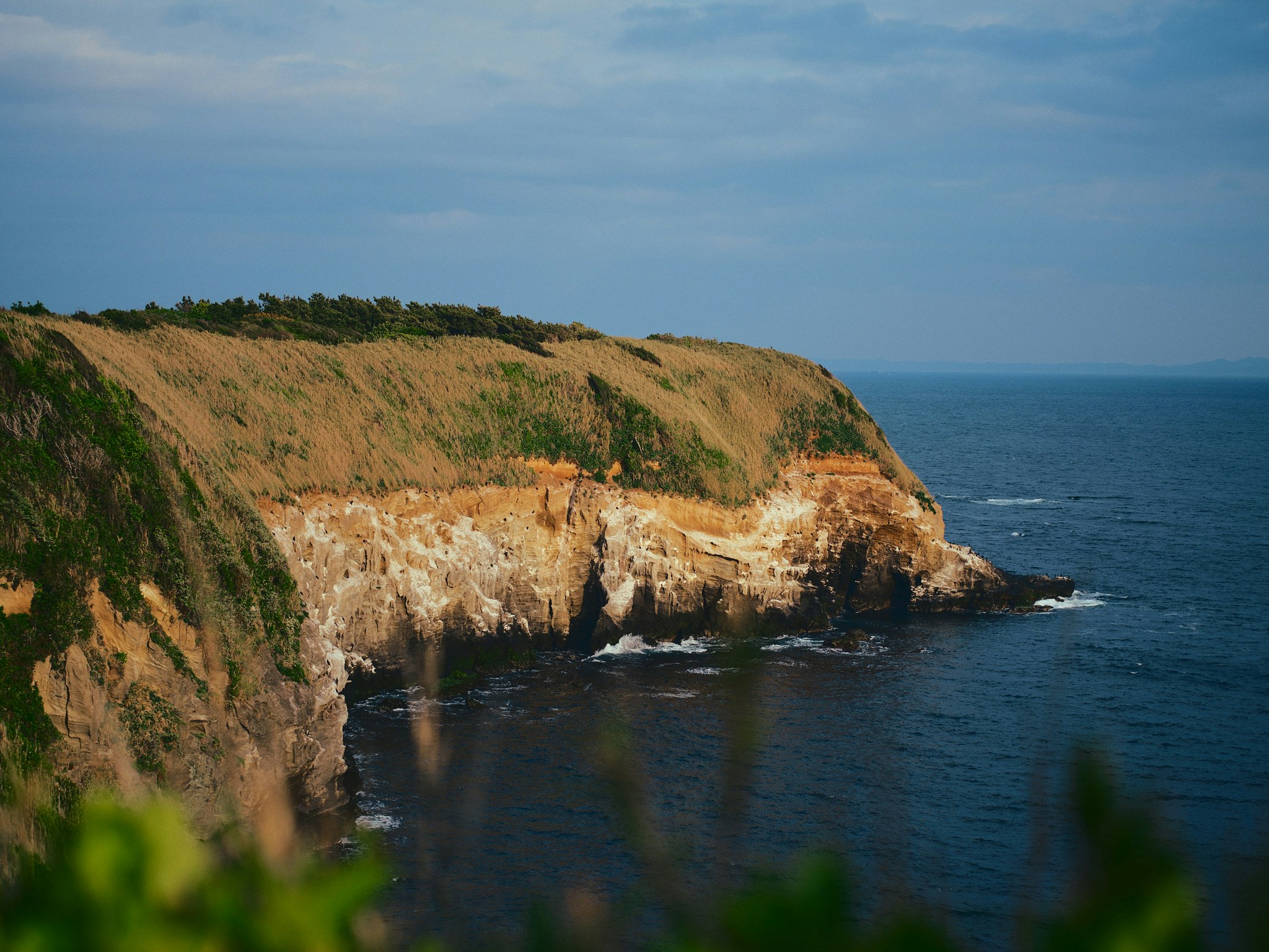 海岸悬崖与海洋风景