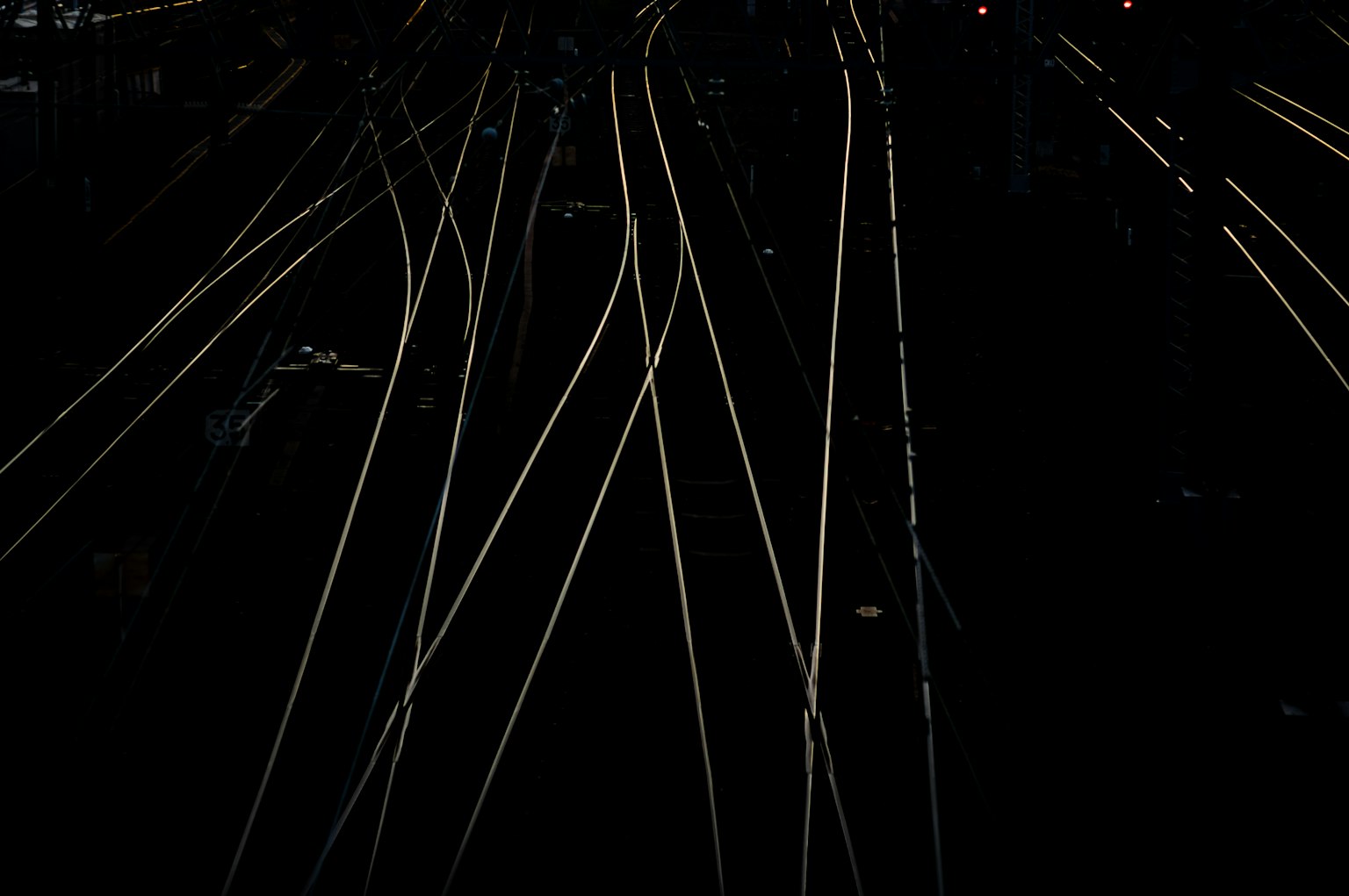 暗い背景に伸びる細い線の集まり