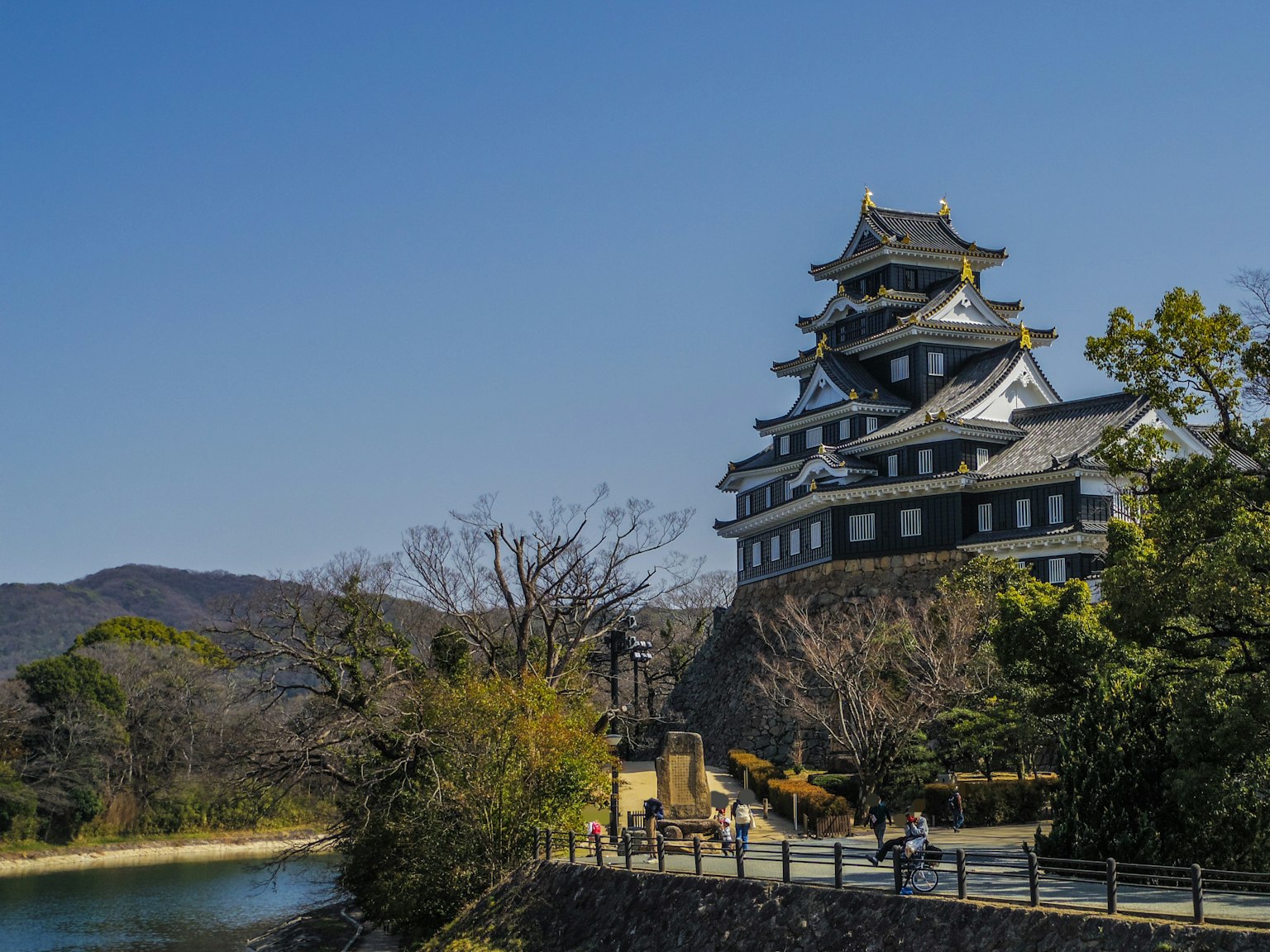 Hermoso paisaje con un castillo negro contra un cielo azul