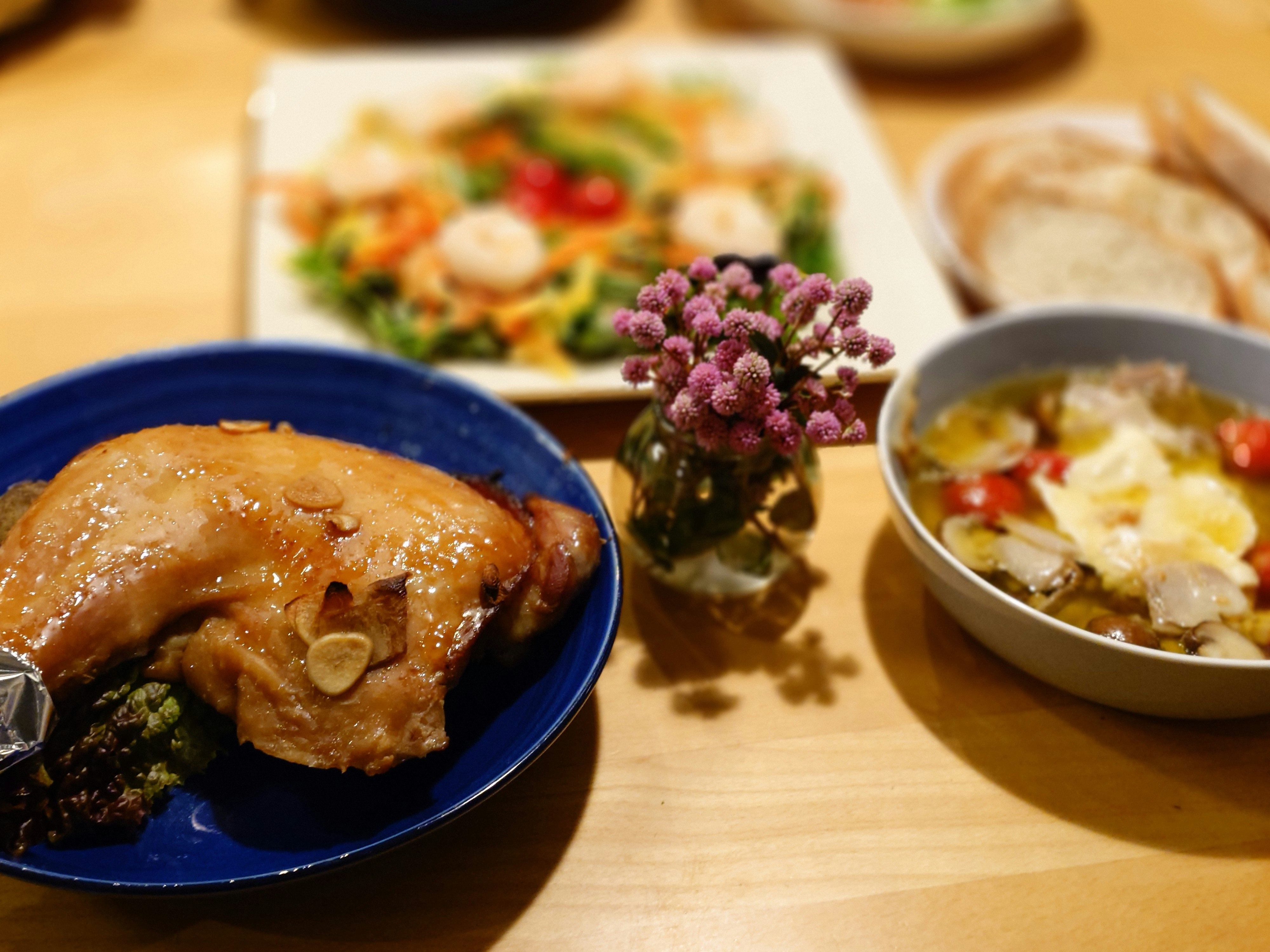クリスマスホームパーティーの食卓に並ぶローストチキンとスープ