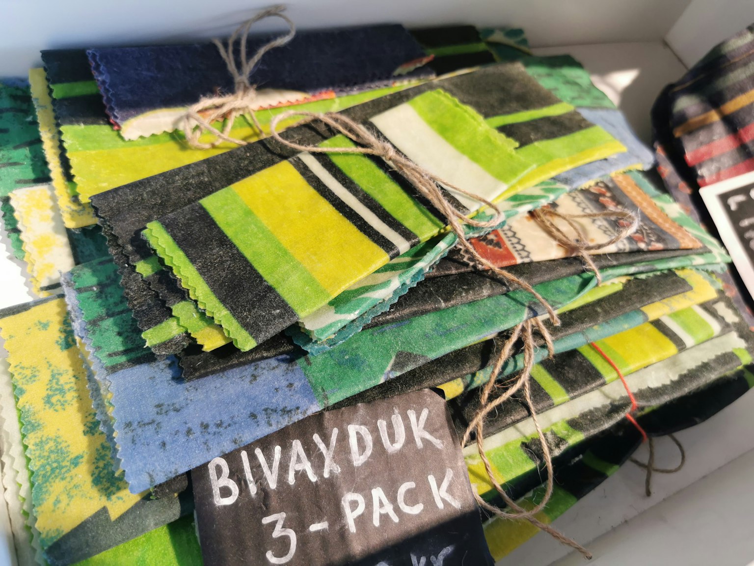 Pezzetti di tessuto colorati impilati insieme etichettati BIVAYDUK 3-PACK