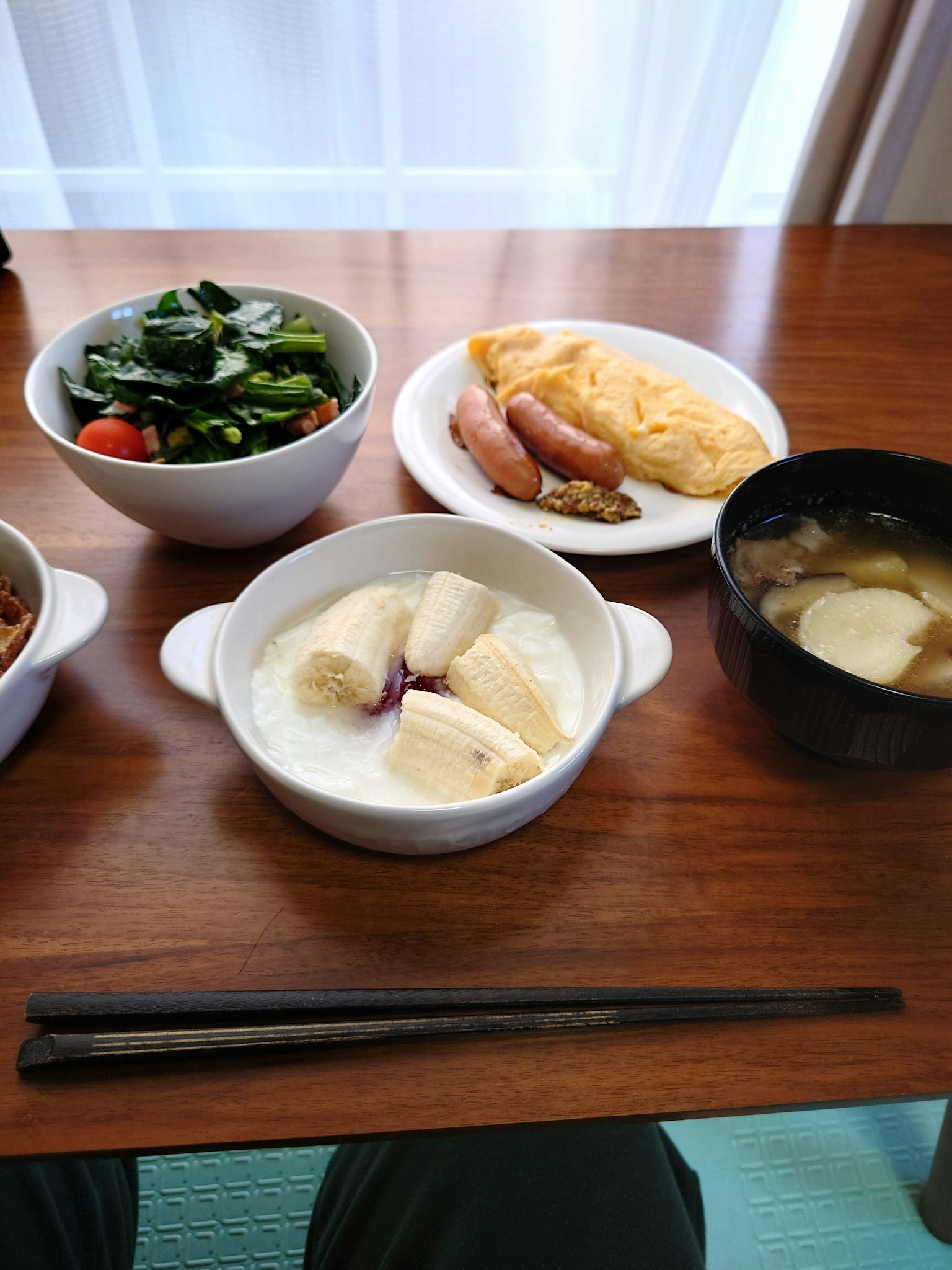 日本早餐包含色彩豐富的沙拉 魚肉煎蛋 米飯配香蕉牛奶甜點 豆腐味噌湯
