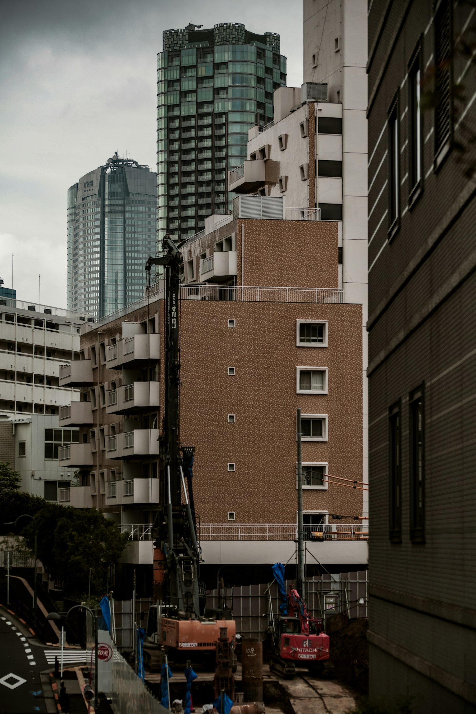 Städtische Landschaft mit Wolkenkratzern und Baustelle