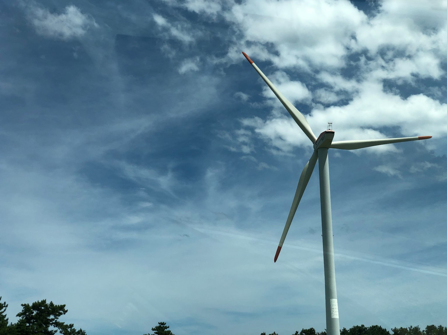 風力發電機與藍天和雲朵