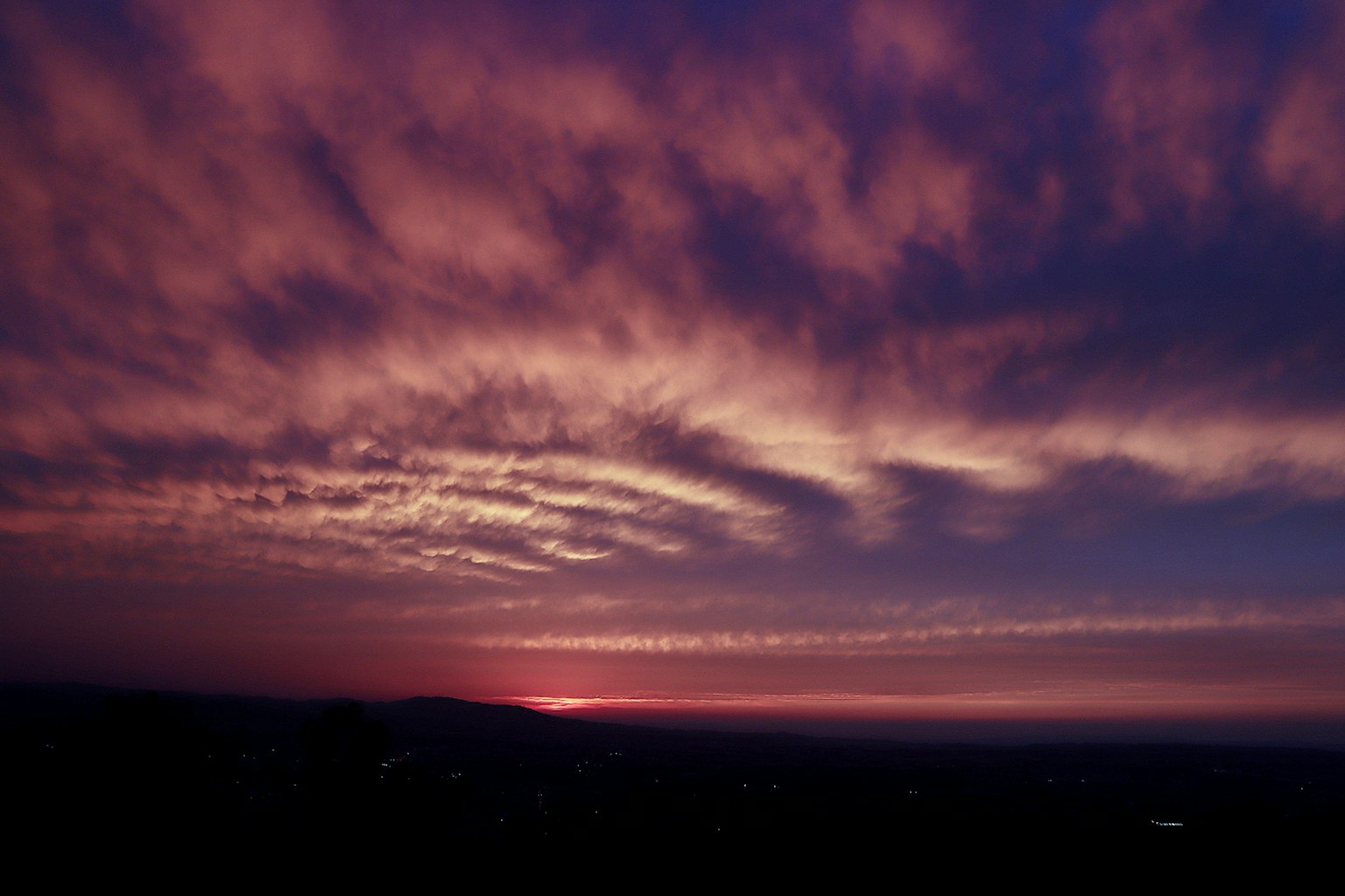 Ciel et nuages violets magnifiques au coucher du soleil
