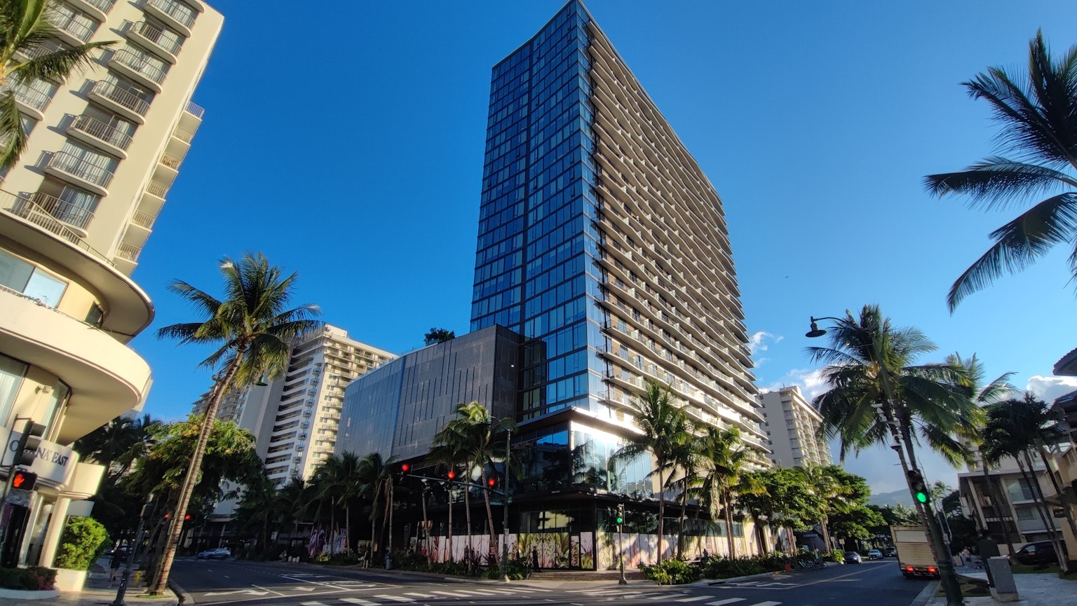 Paisaje urbano con un edificio alto y cielo azul claro