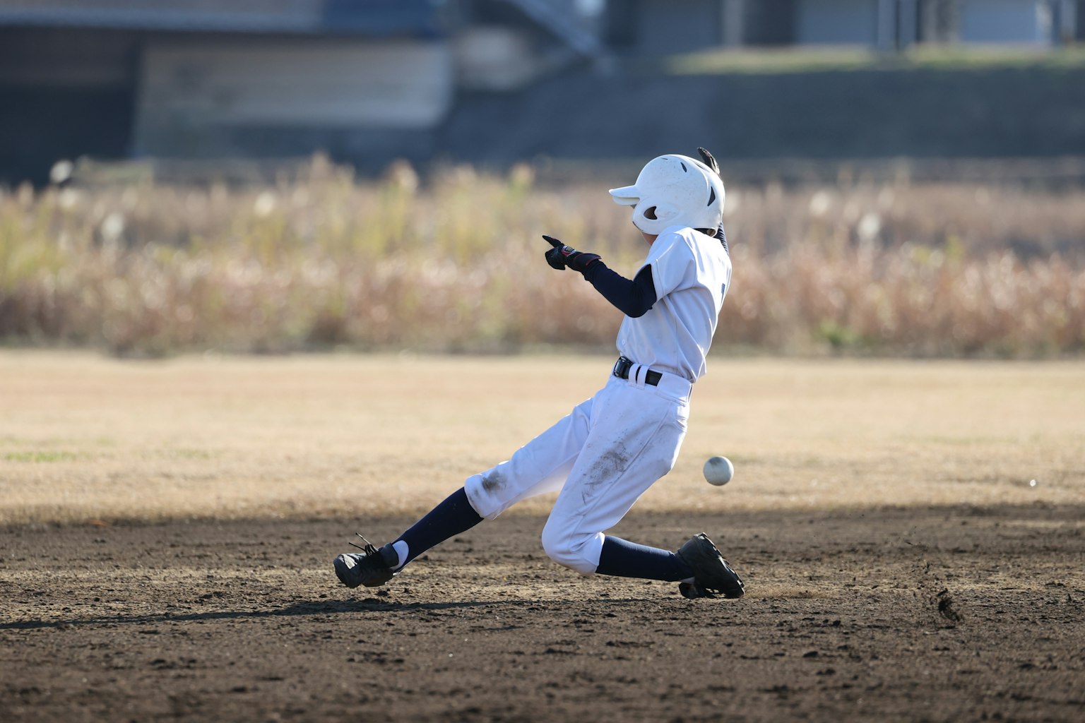 Un joueur de baseball glissant sur le terrain pendant un match