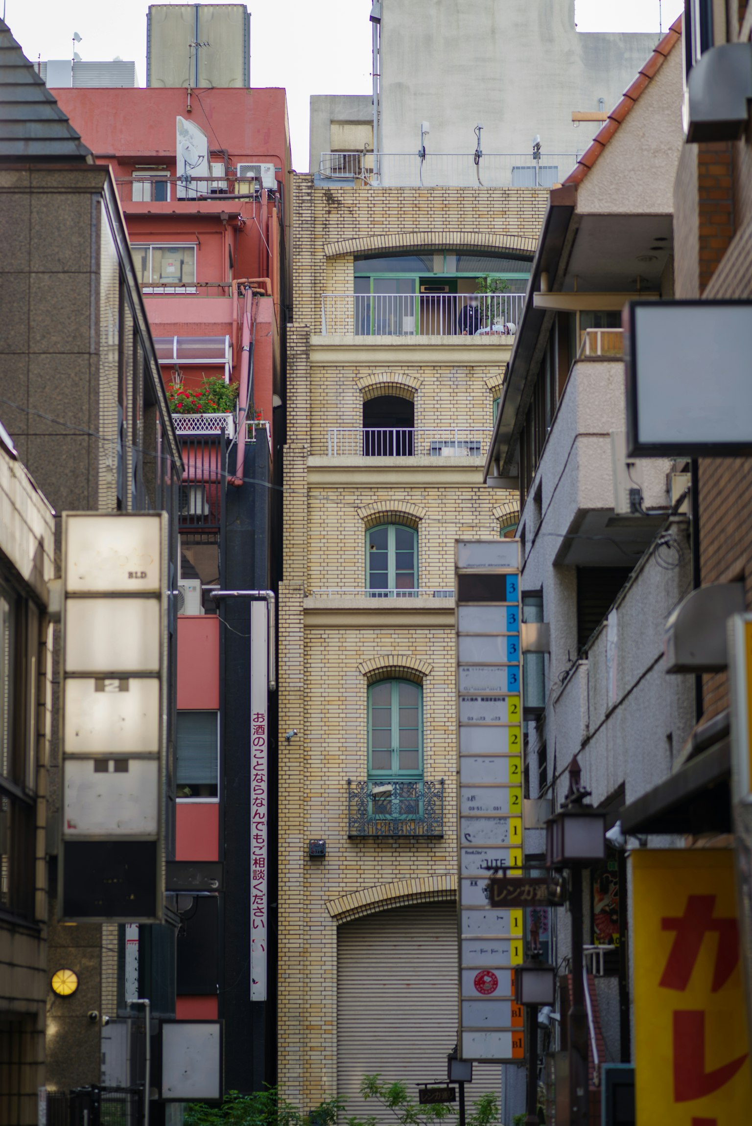 狭窄街道场景与建筑 黄色建筑和多彩外立面
