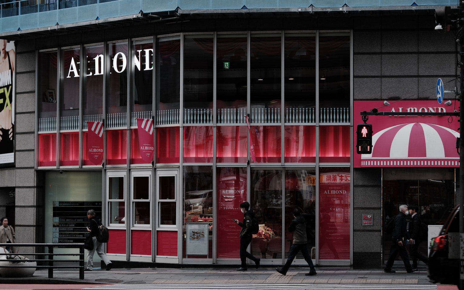 Pemandangan jalan toko A.ONE dengan fasad merah