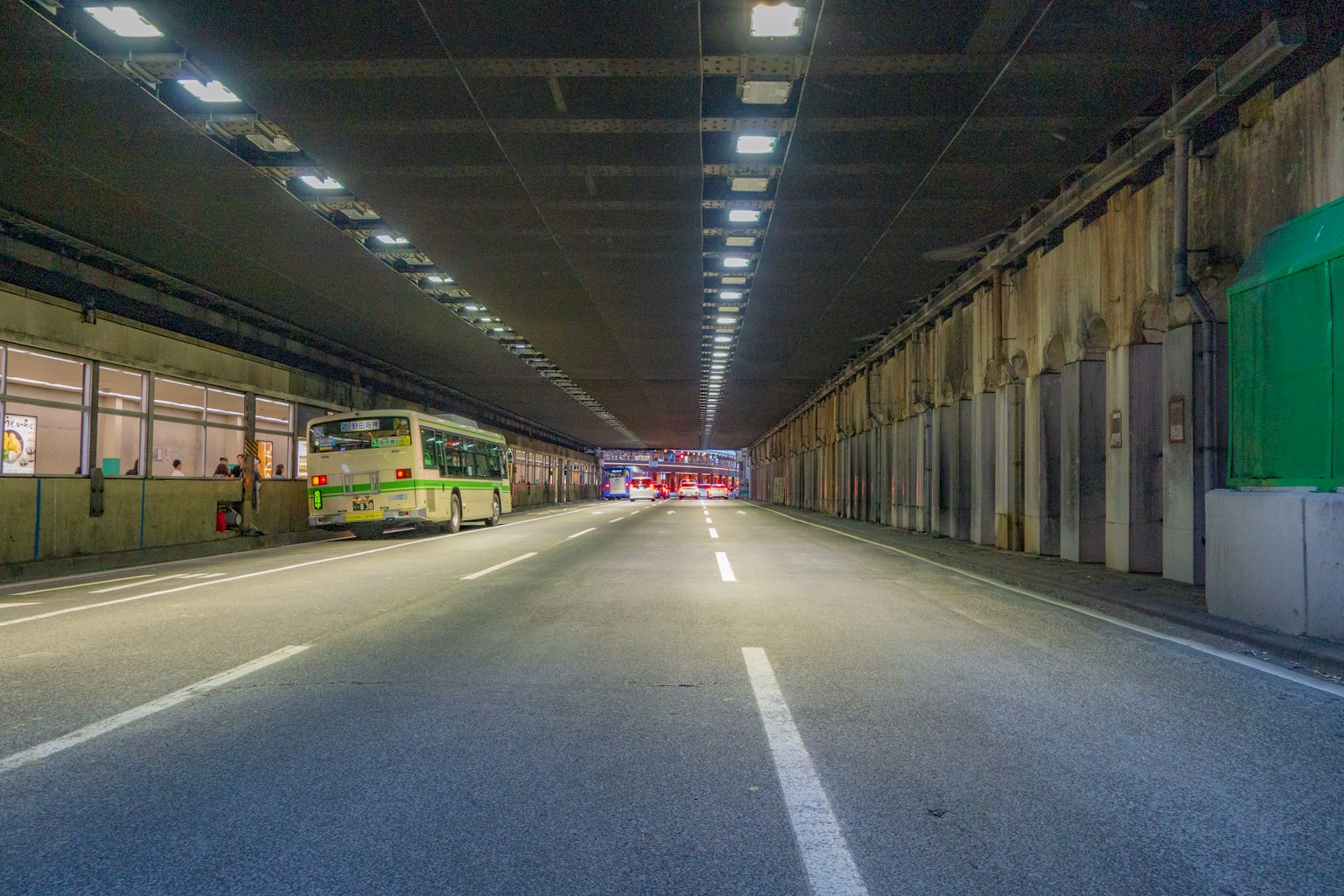 明亮的隧道内部可见车道和公交车