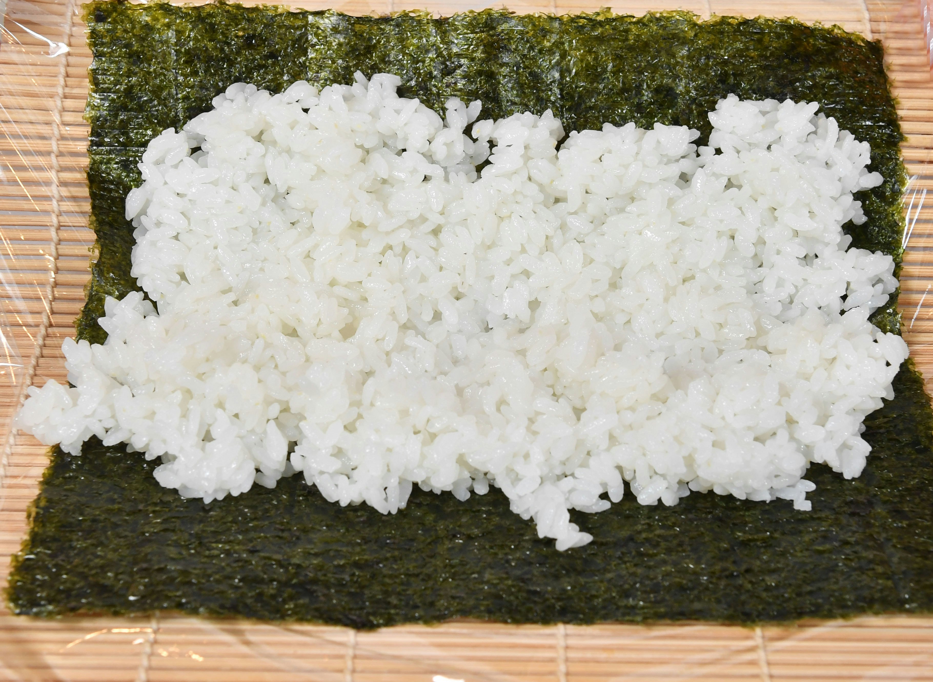 riso per sushi bianco su alga nori