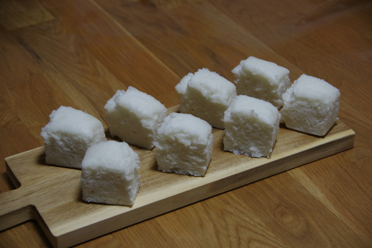 Torte di riso bianche disposte su un tagliere di legno
