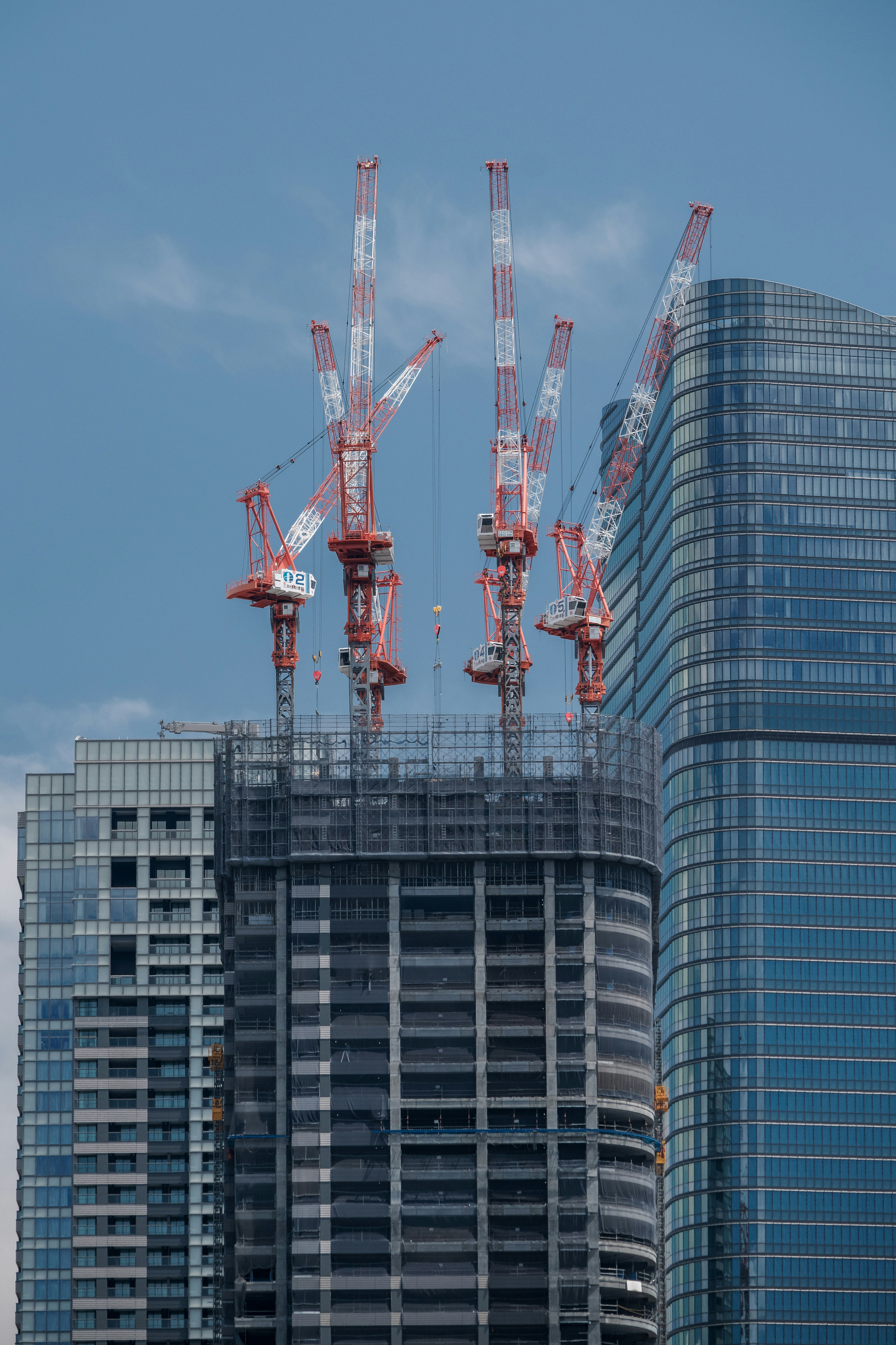 Grúas de construcción en Azabudai Hills y rascacielos