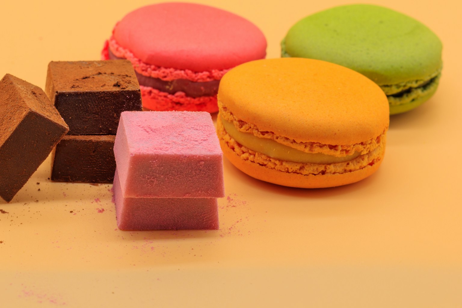 Sự kết hợp nhiều màu sắc của macarons và kẹo sô cô la