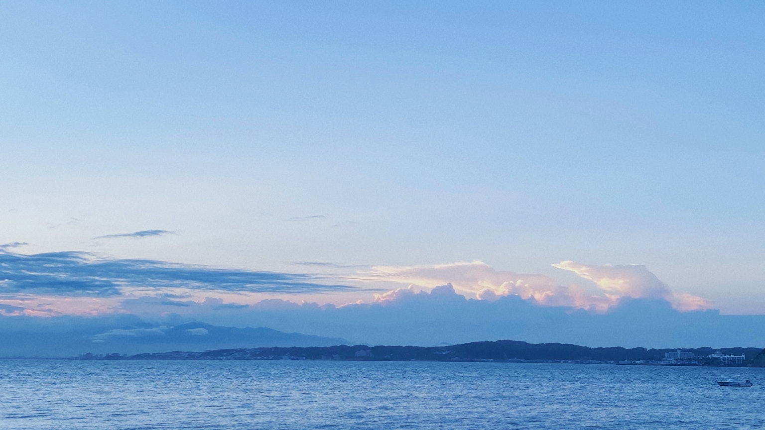 平靜海洋的風景，藍天和雲朵