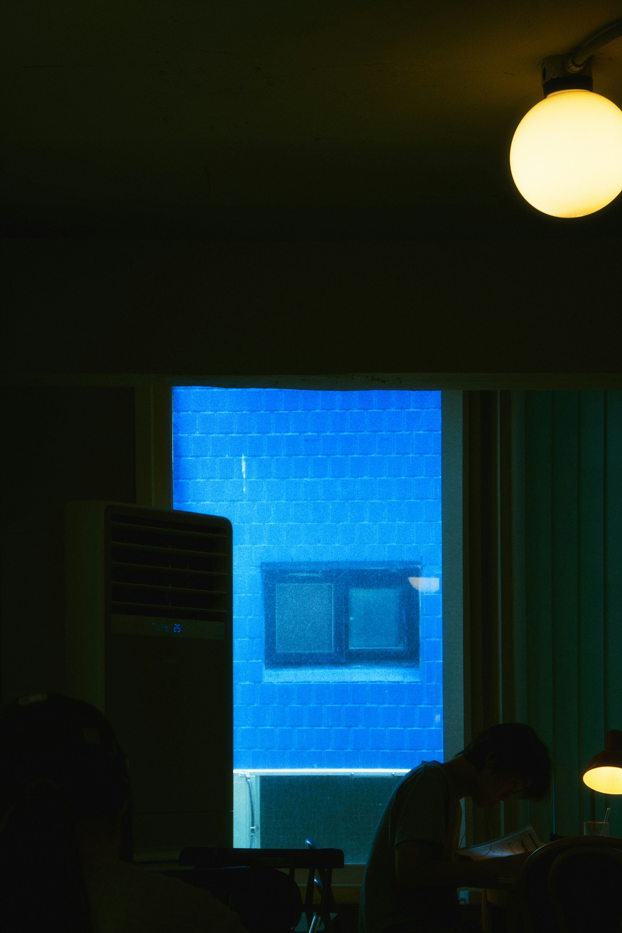 ruhiger Innenraum mit blauem Licht, das hineinfällt