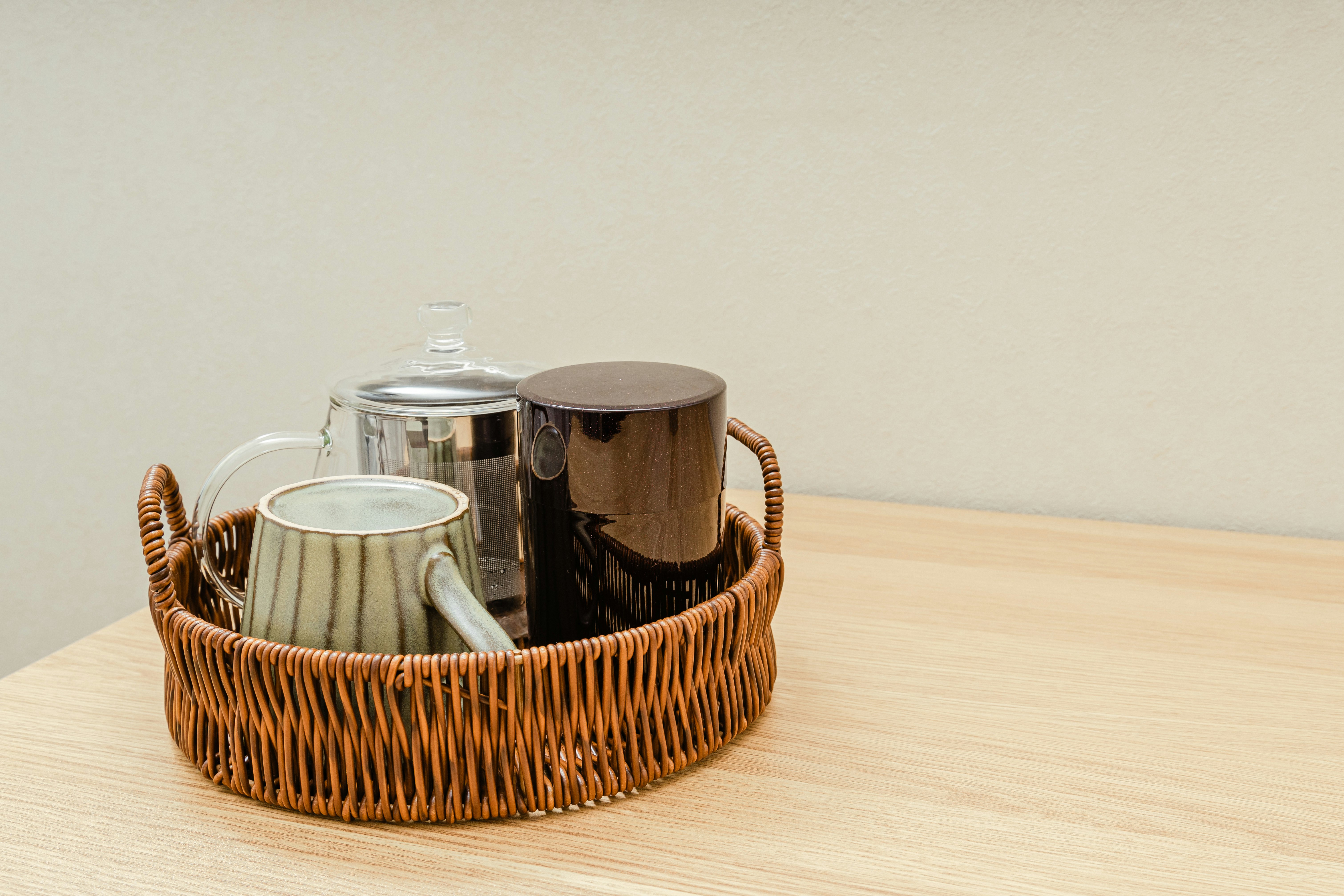 籠に入った急須と湯呑みのあるお茶のセット