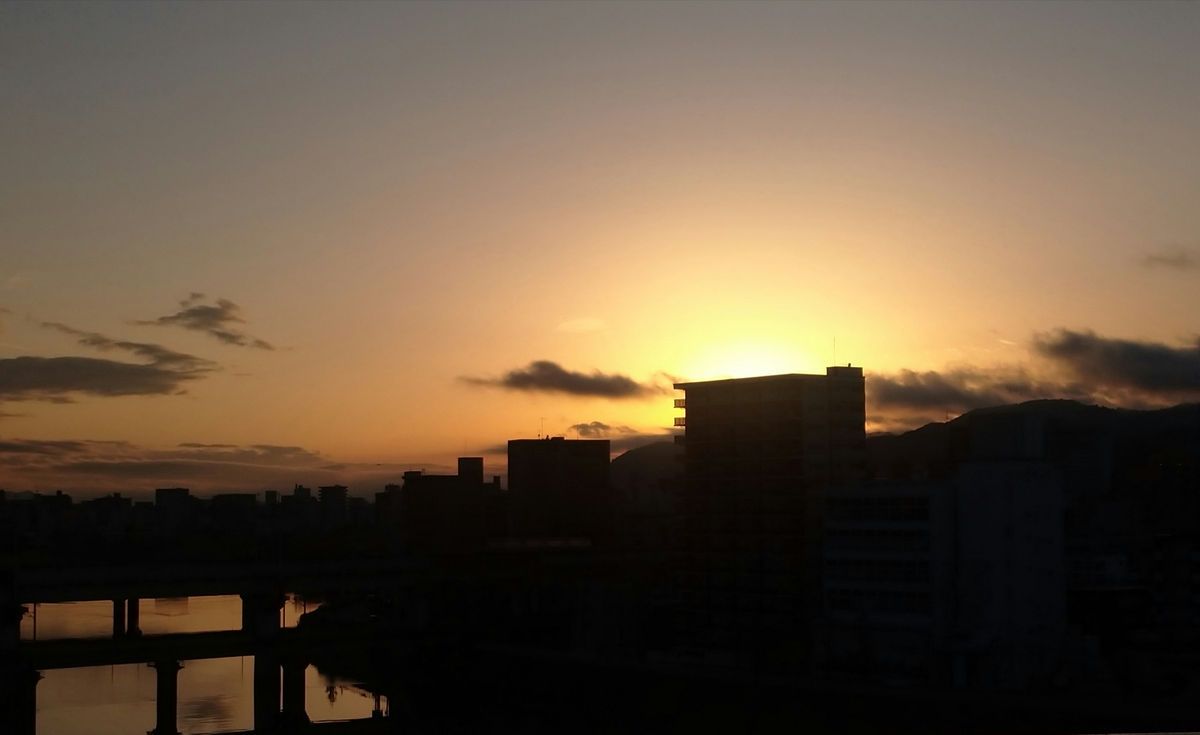 夕焼けの空と街並みのシルエット