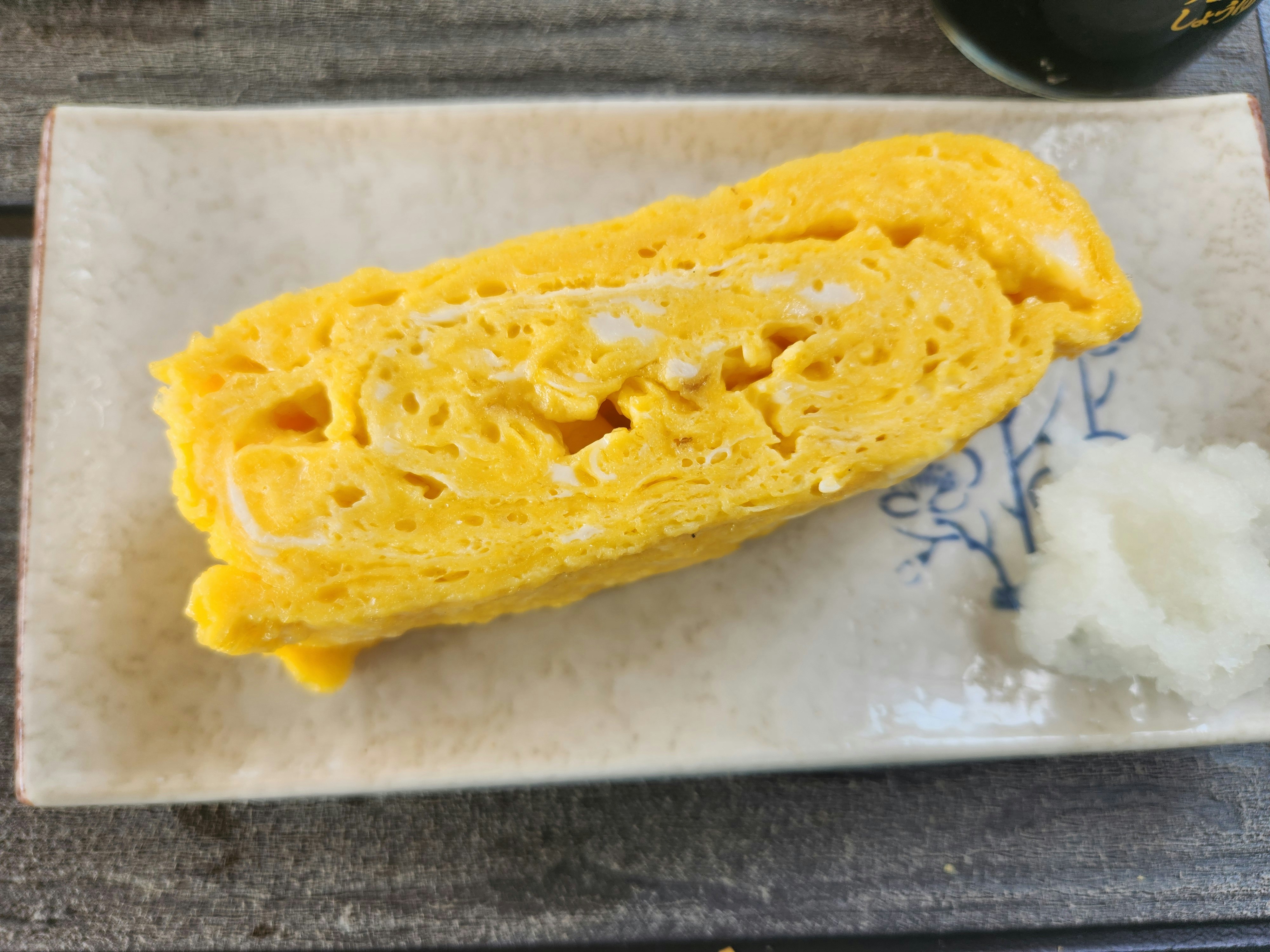 だし巻き玉子の厚焼き断面と白いご飯