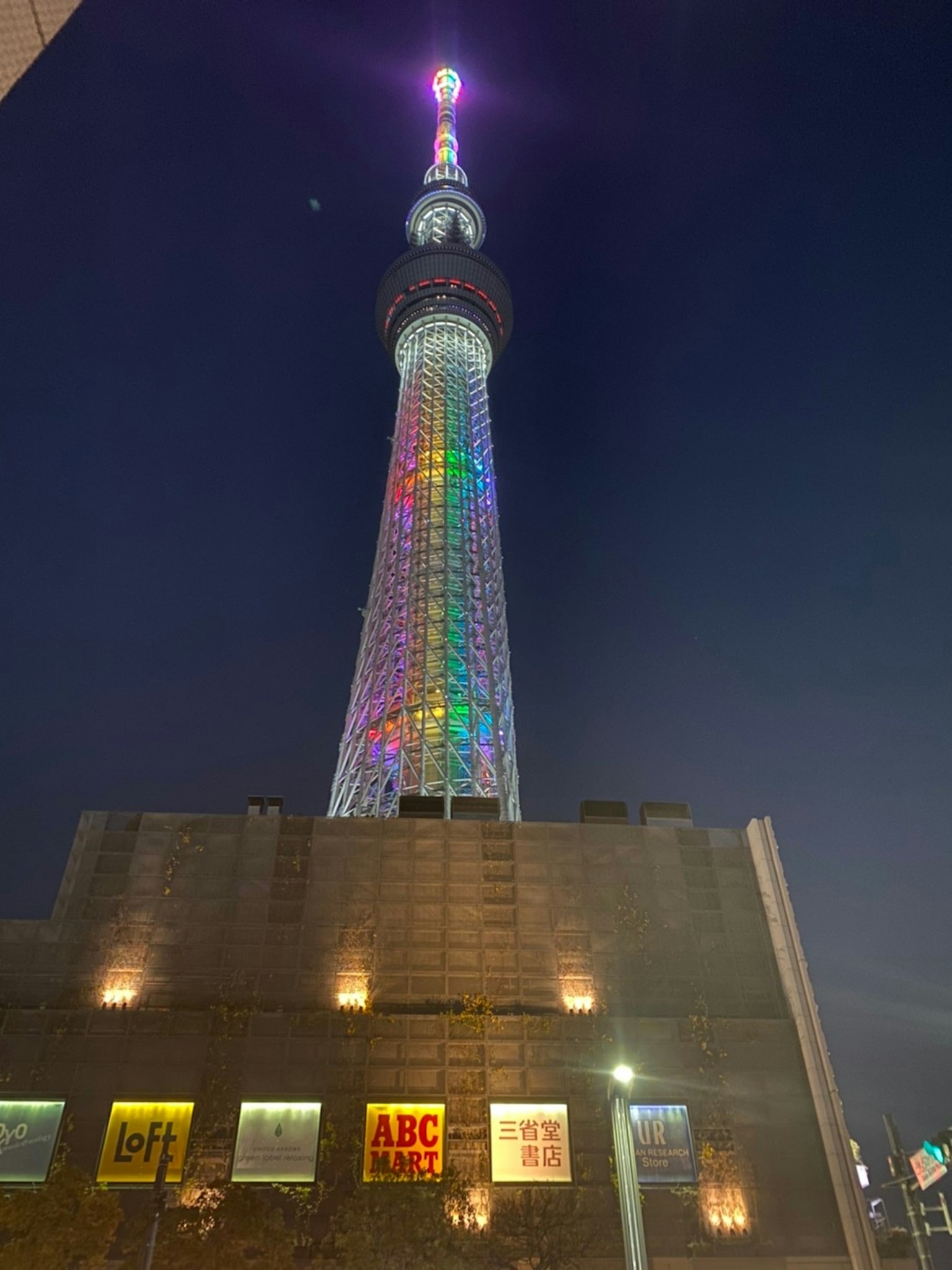 Tokyo Skytree di notte con illuminazione colorata