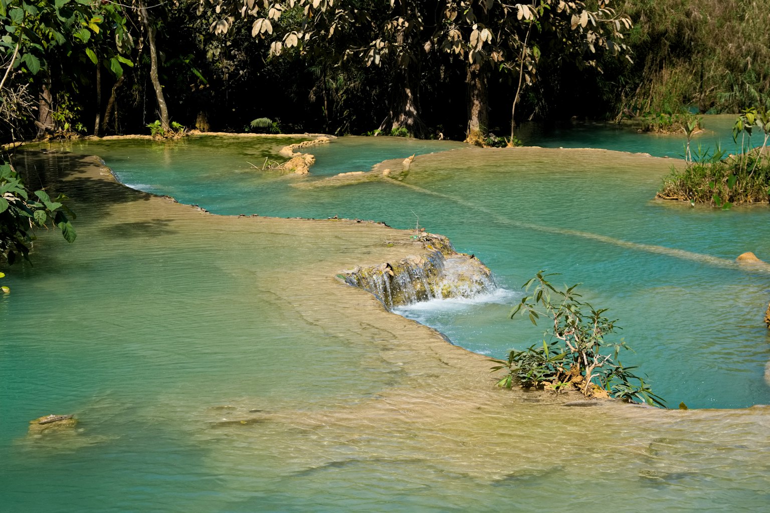 ทิวทัศน์ที่สวยงามของน้ำตกสีฟ้าและลำธารอ่อนในธรรมชาติ