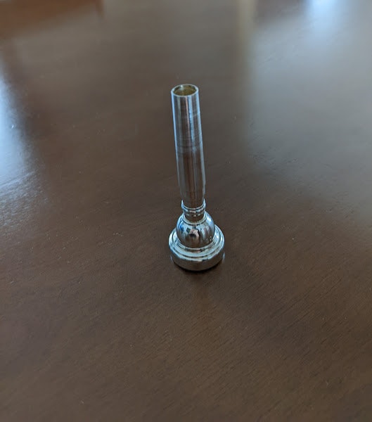 木地板上豎立的金屬圓柱桿