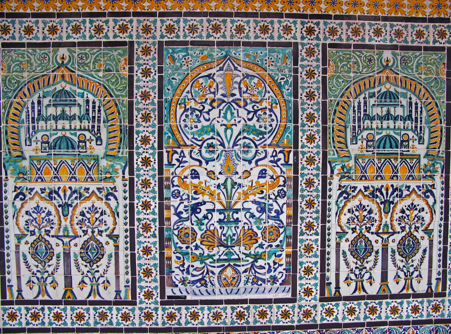 Patrones de azulejos coloridos con diseños en arco que muestran una decoración intrincada