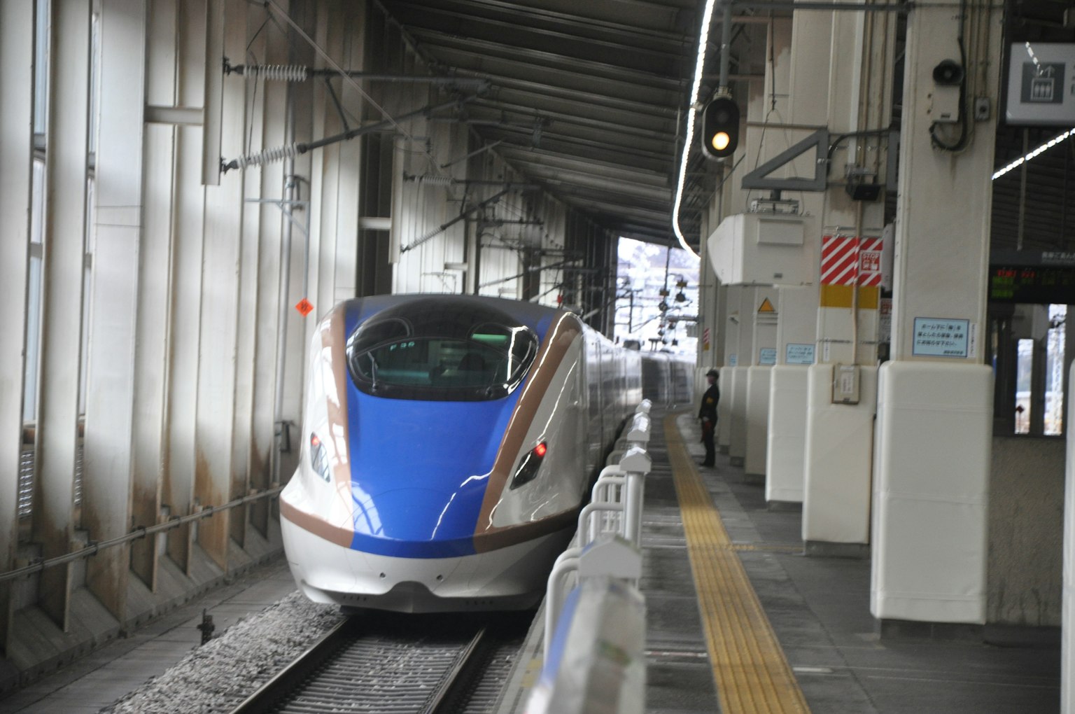 Shinkansen màu xanh đang đến ga