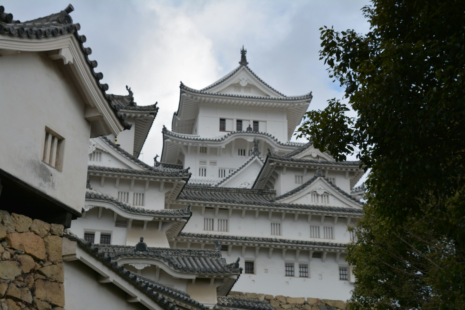 白色城堡的美丽建筑和复杂的屋顶细节