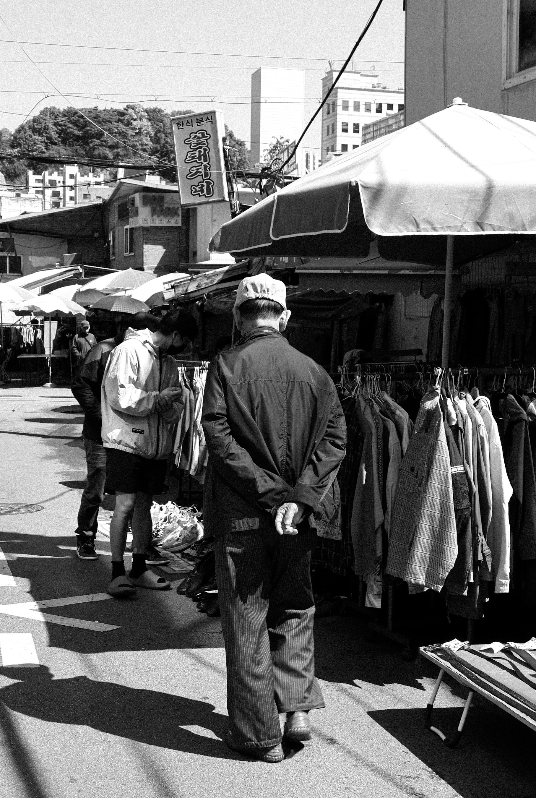 商店街の軒先で買い物する人々のある街角