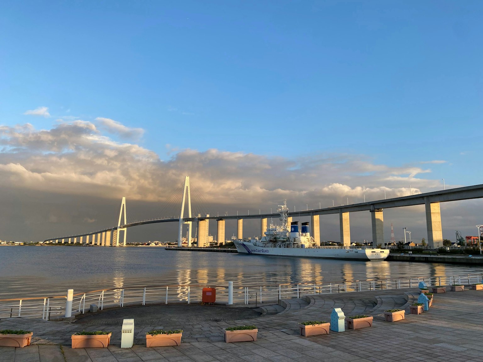 Vista escénica de un puente con aguas tranquilas y un barco atracado