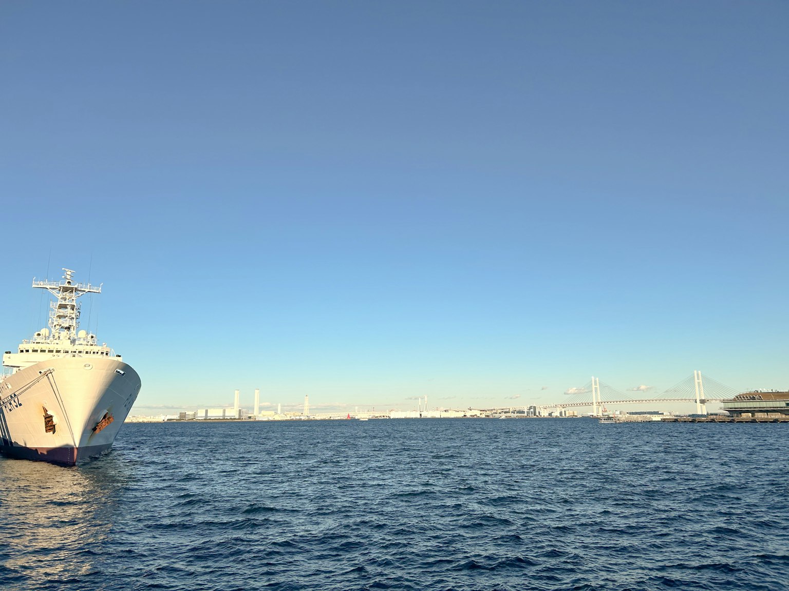 Gran barco en el mar azul con cielo despejado