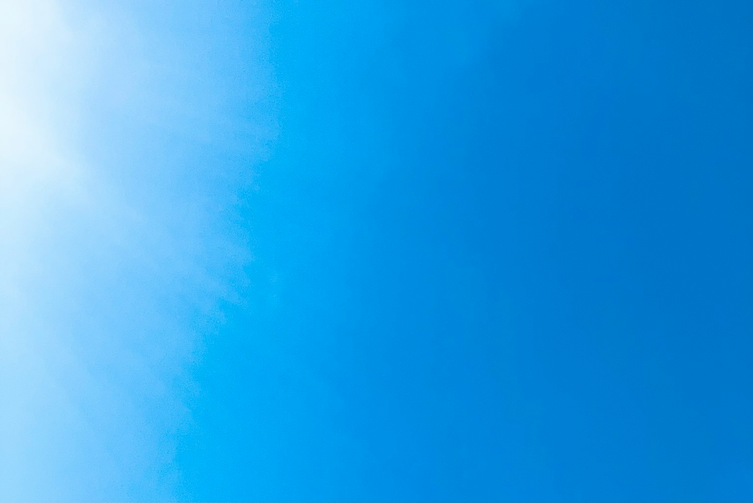 Gradasi langit biru dengan efek cahaya terang