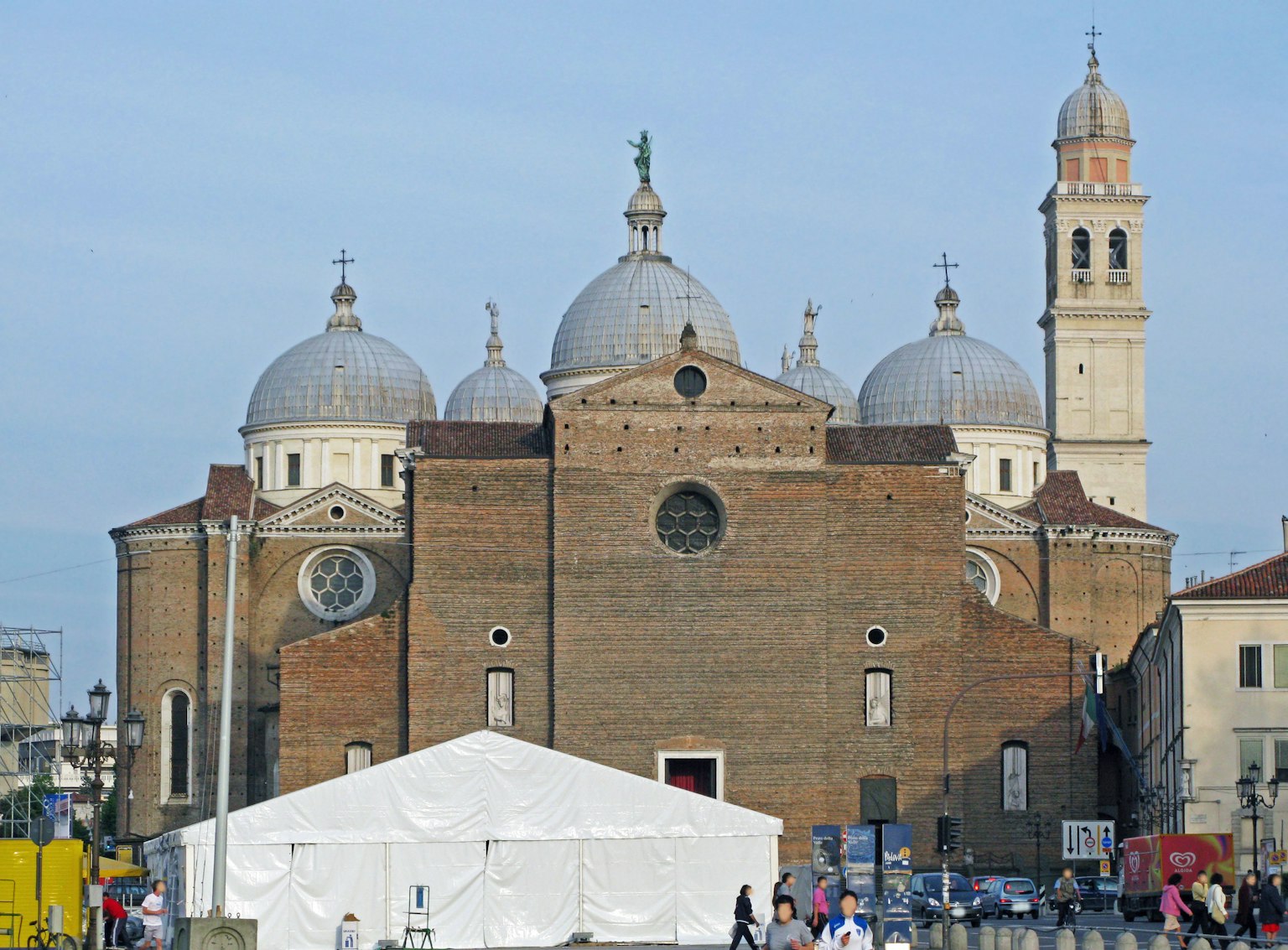 Historische Kirchenfassade in Venedig mit Kuppeldächern und einem Glockenturm