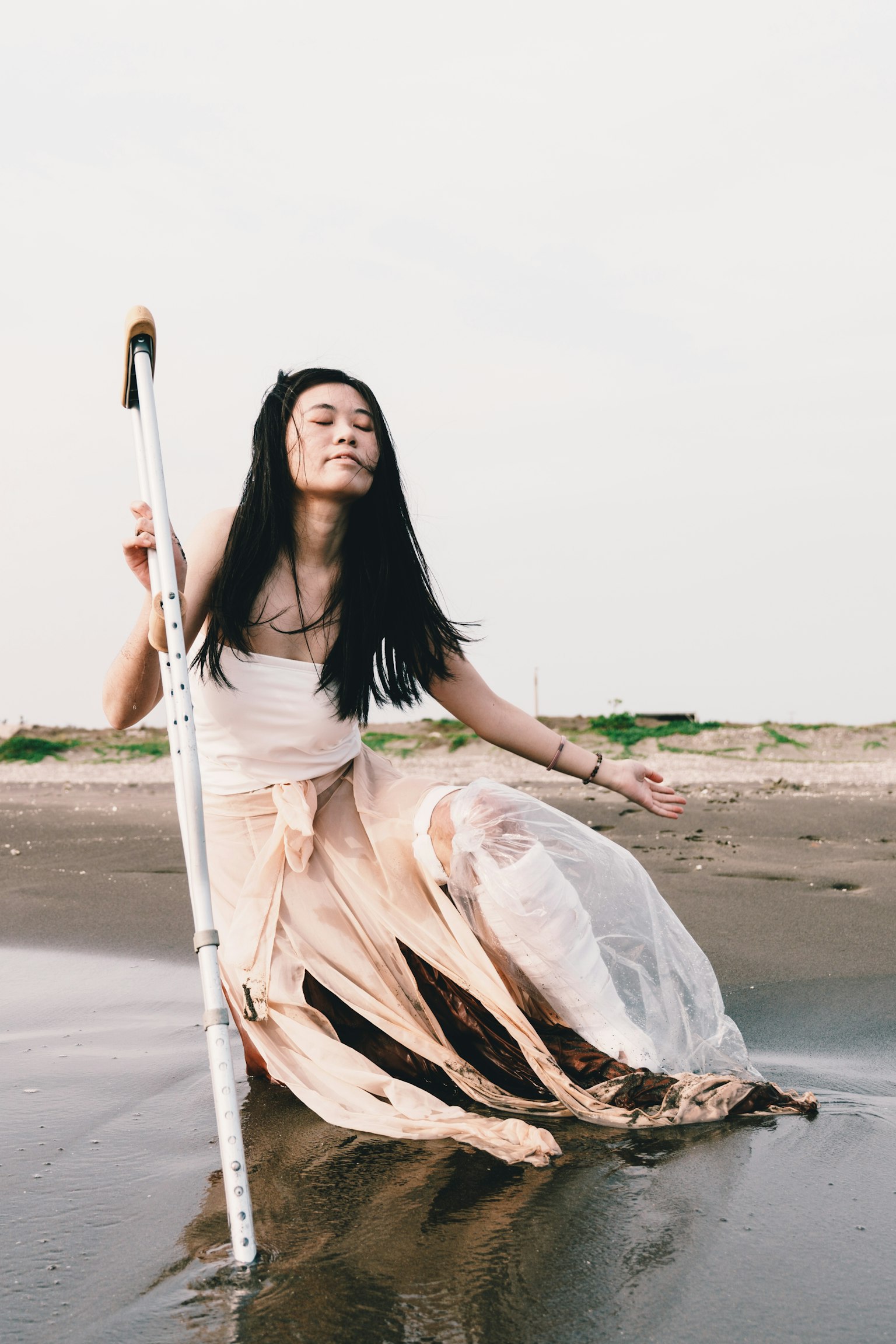 海滩上穿着白色裙子的女性微笑