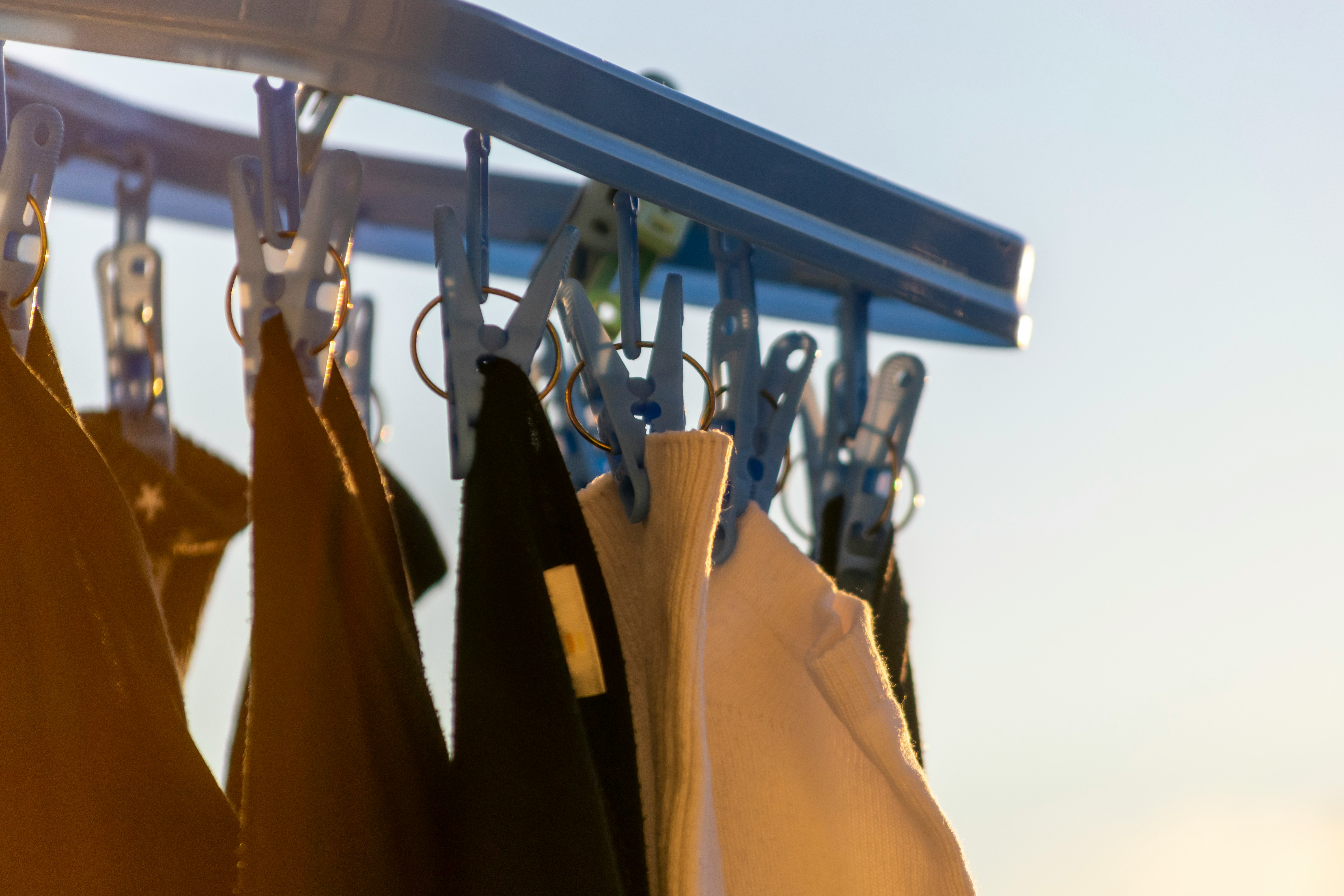Pinzas de ropa y perchas secando al sol