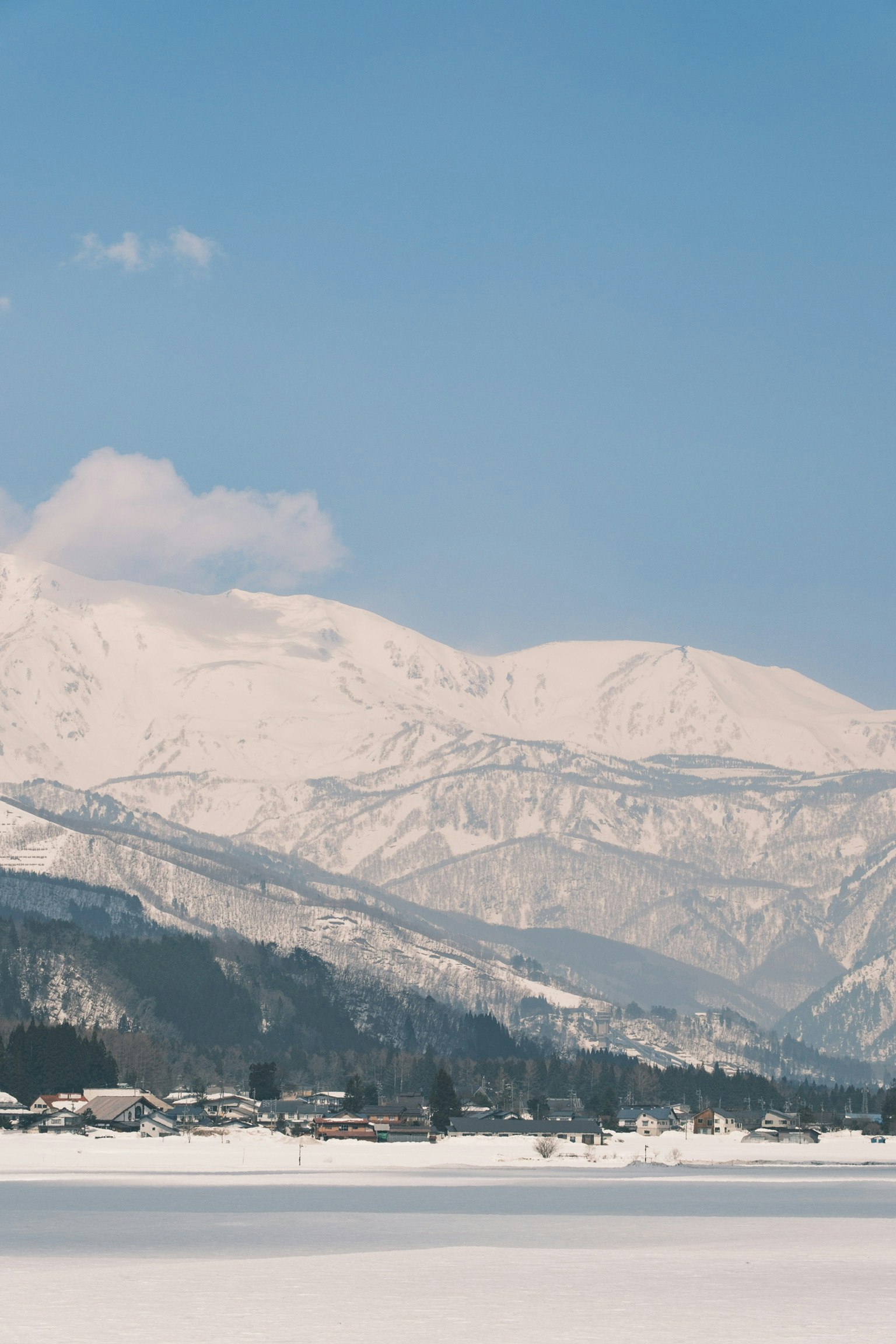 Schneebedeckte Berge unter einem klaren blauen Himmel